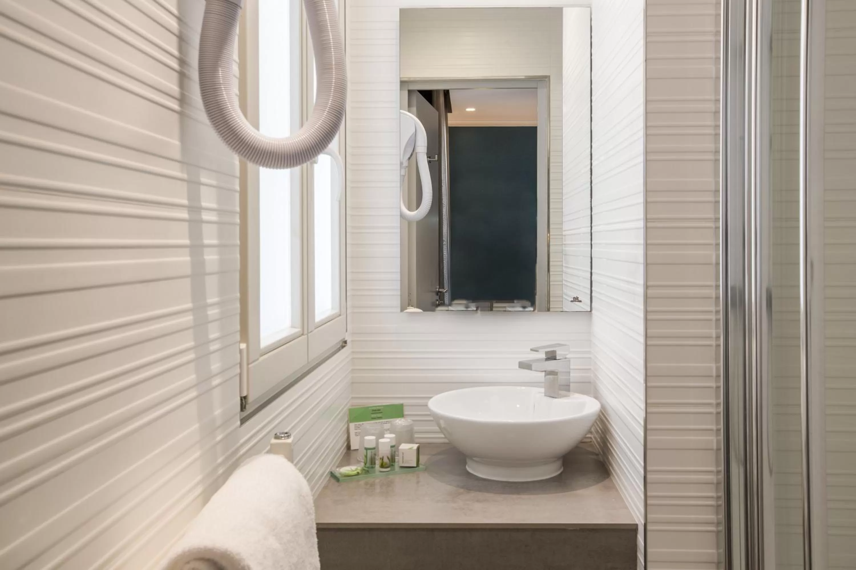 Bathroom in Prince Albert Montmartre