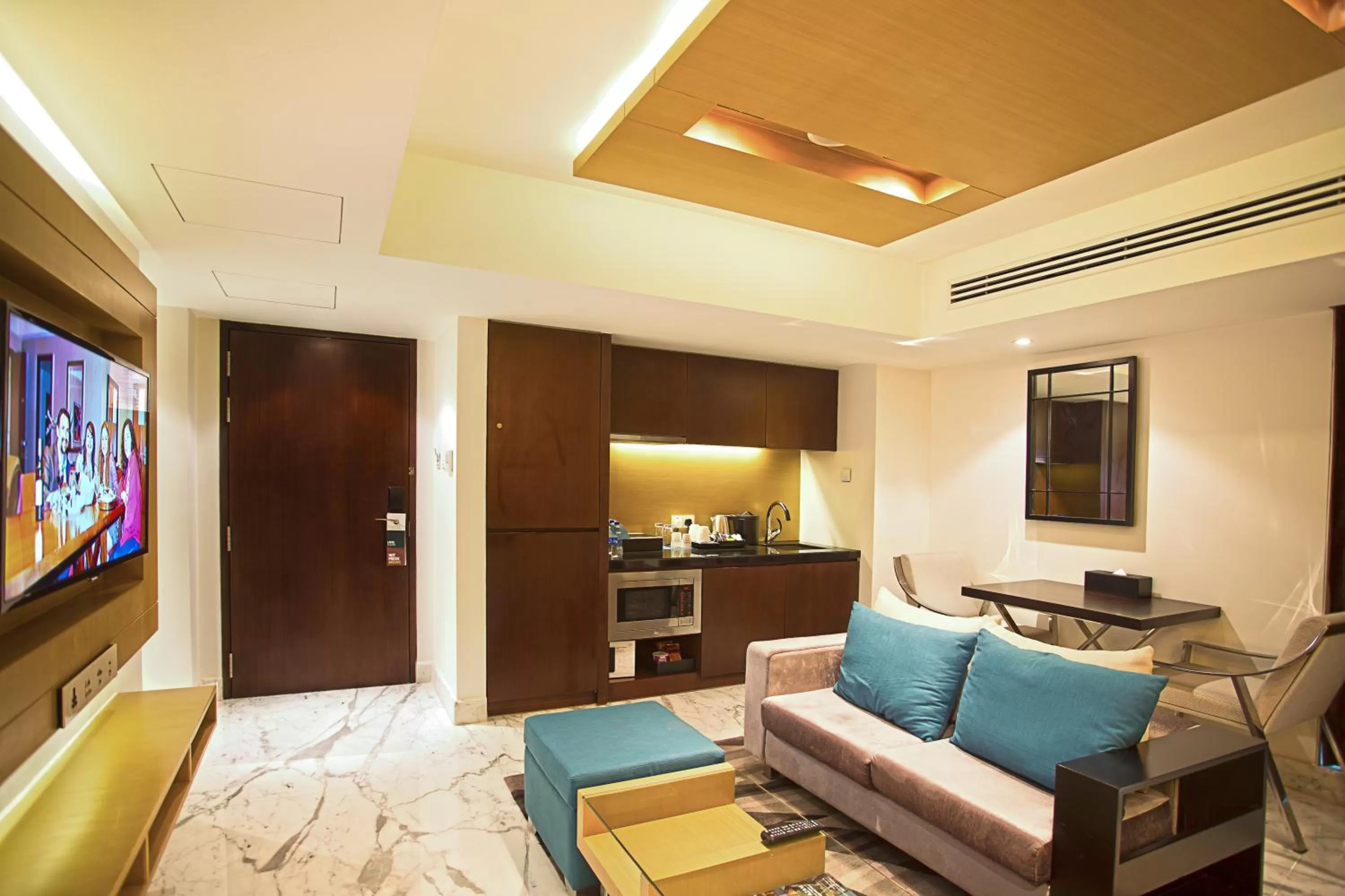 TV and multimedia in Crowne Plaza Dhaka Gulshan by IHG