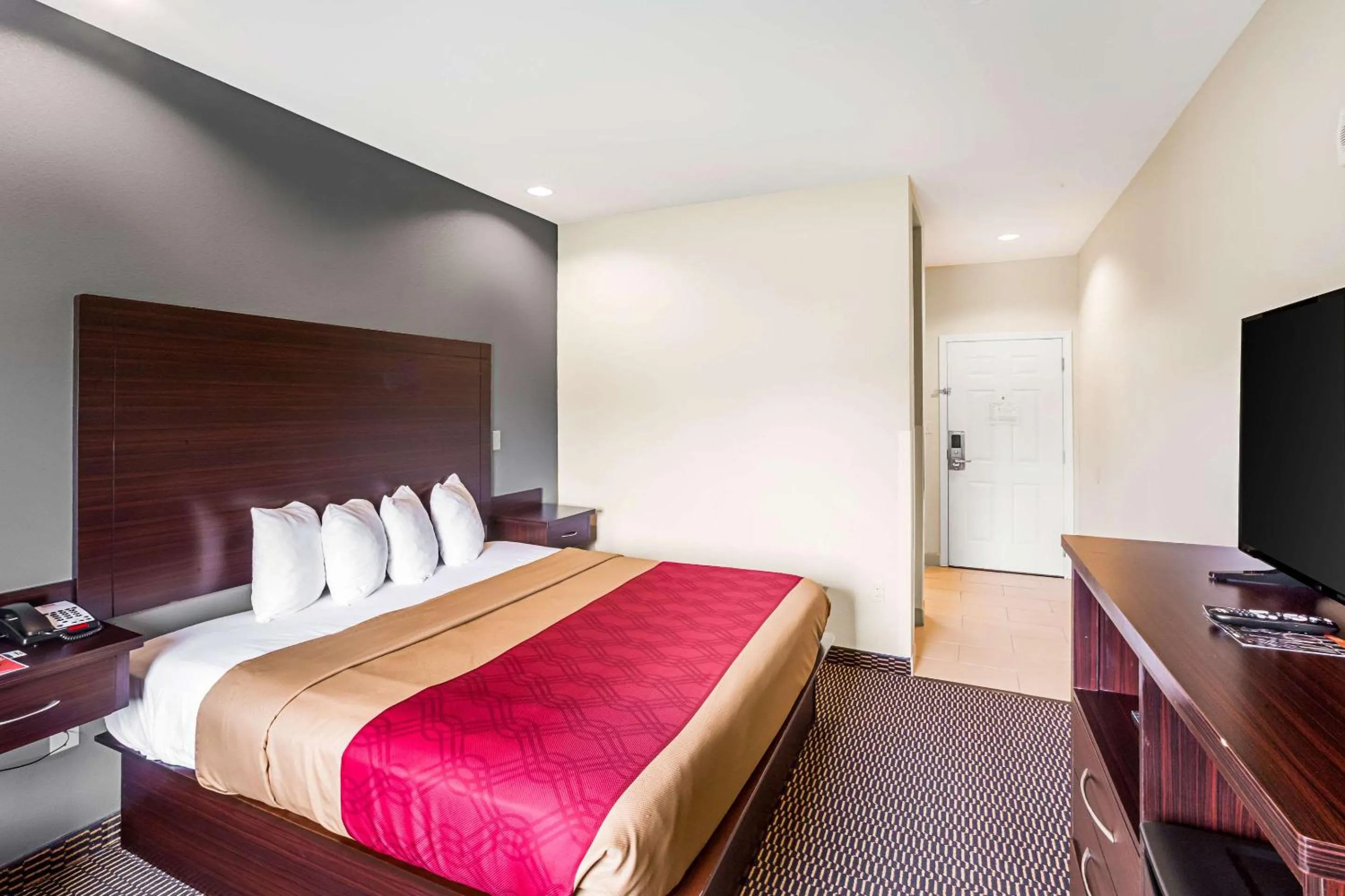 Photo of the whole room, Bed in Econo Lodge Baton Rouge University Area