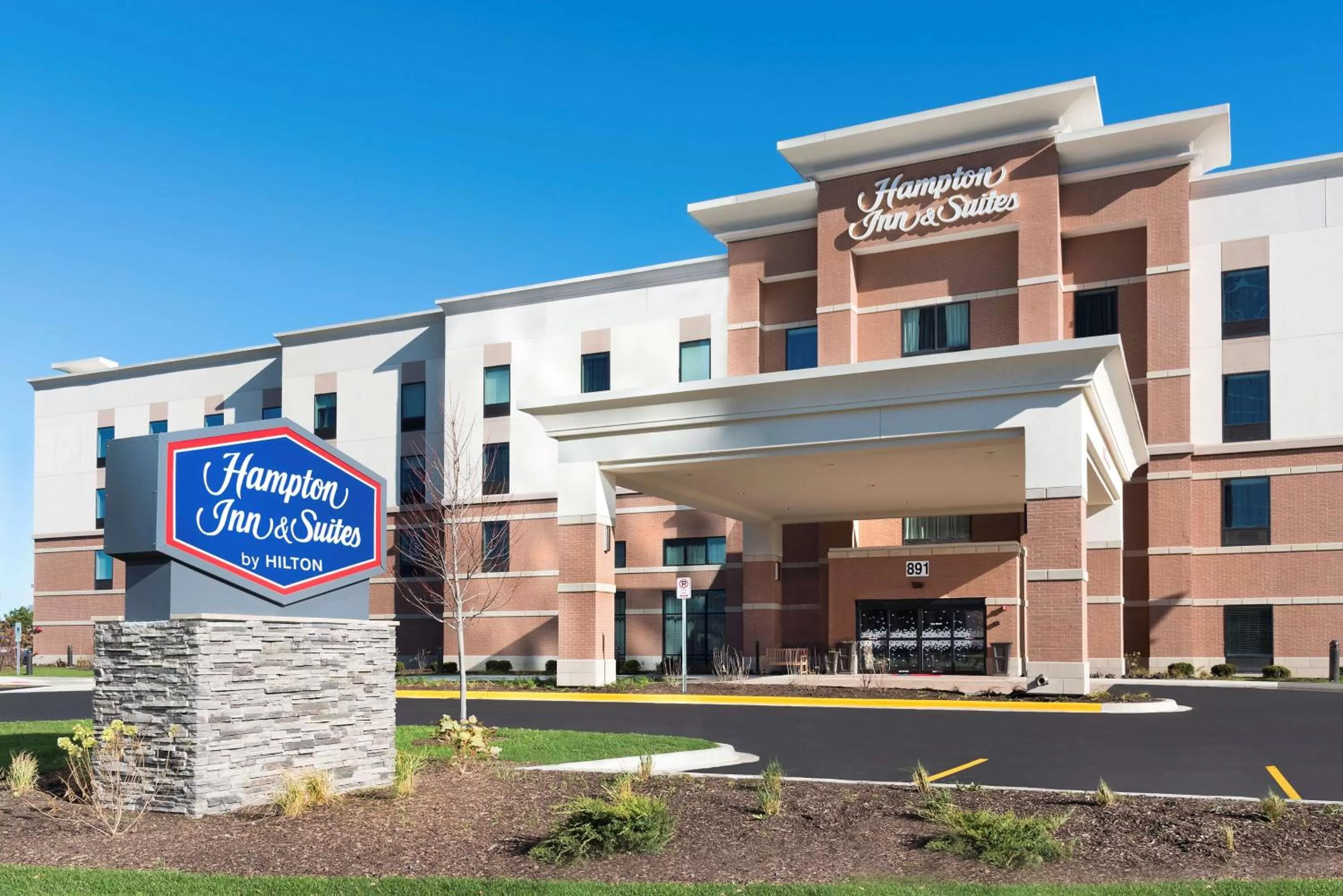 Property building in Hampton Inn & Suites by Hilton Chicago Schaumburg IL