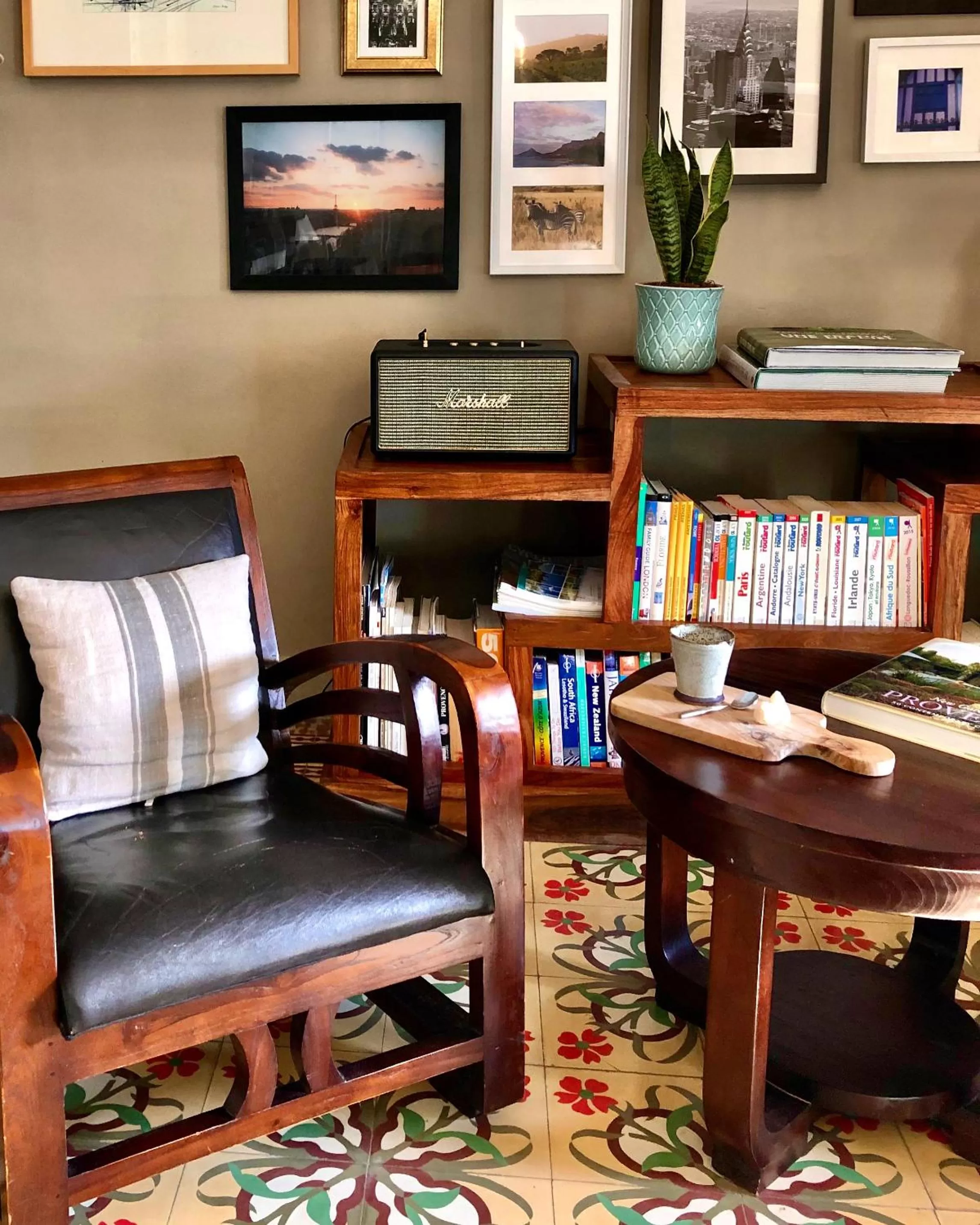 Library in L'Autre Maison