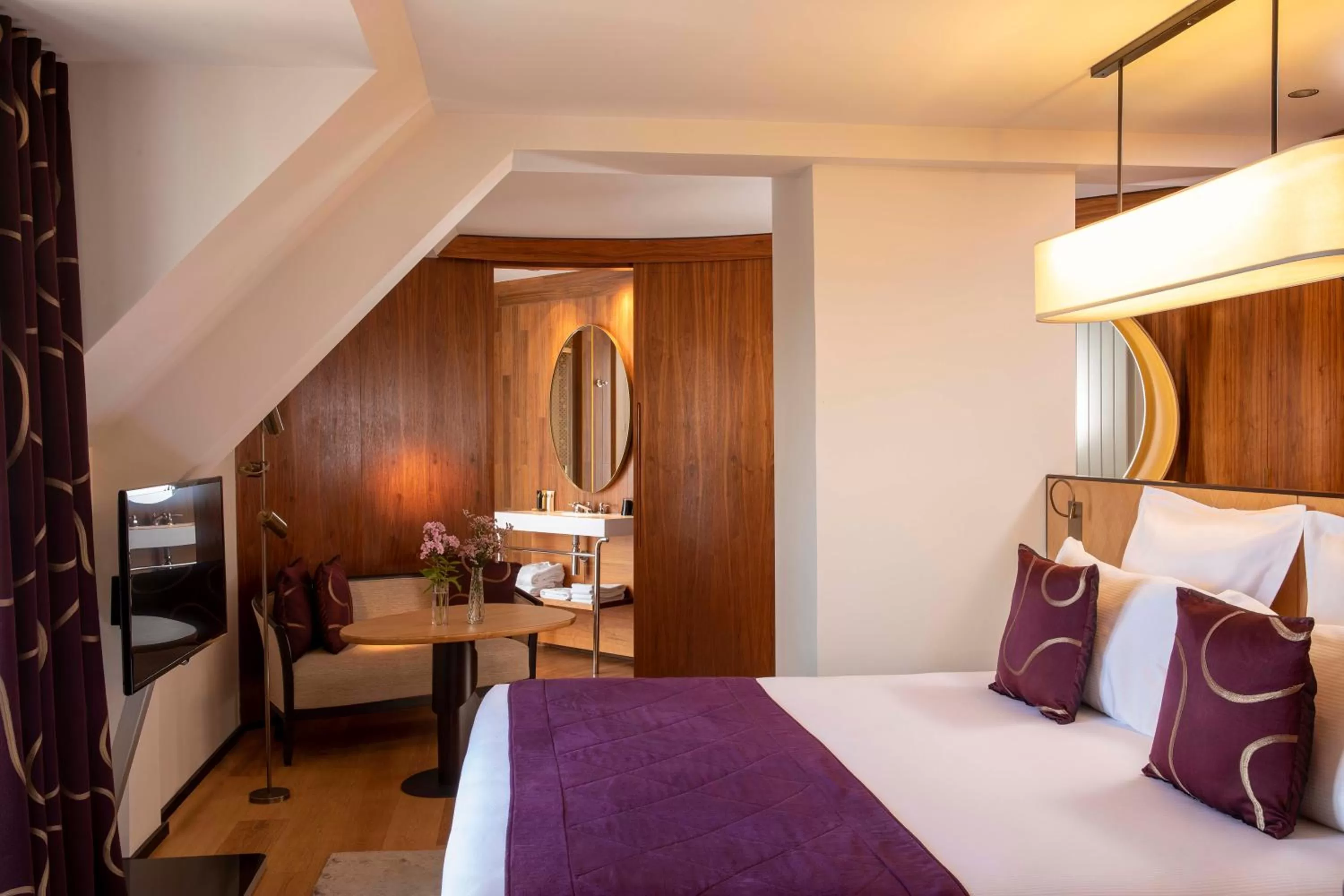 Shower, Bed in Hotel Maison FL