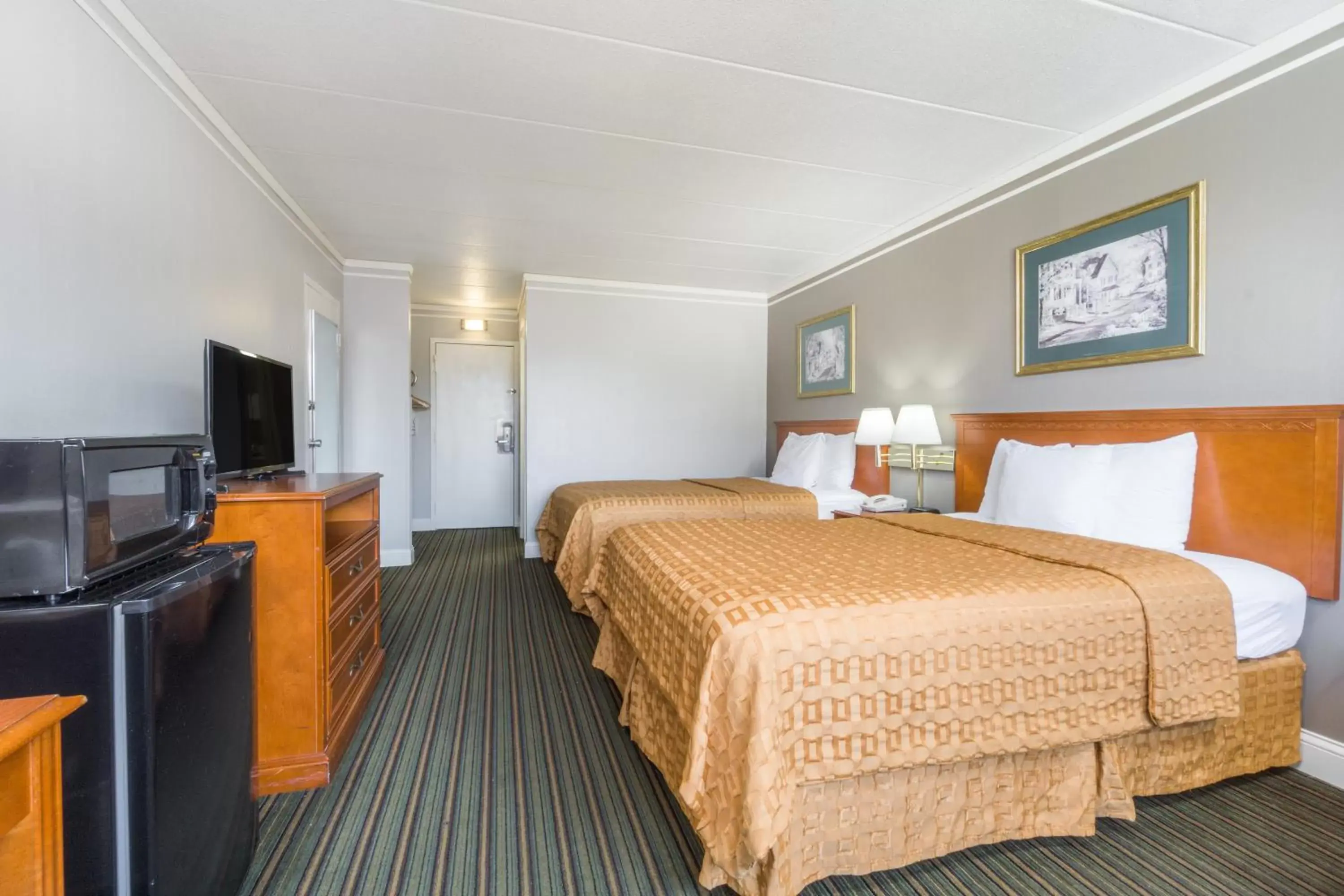 Deluxe Double Room with Two Double Beds - Non-Smoking in Days Inn by Wyndham Columbus East Airport Deluxe Double Room with Two Double Beds - Non-Smoking in Days Inn by Wyndham Columbus East Airport