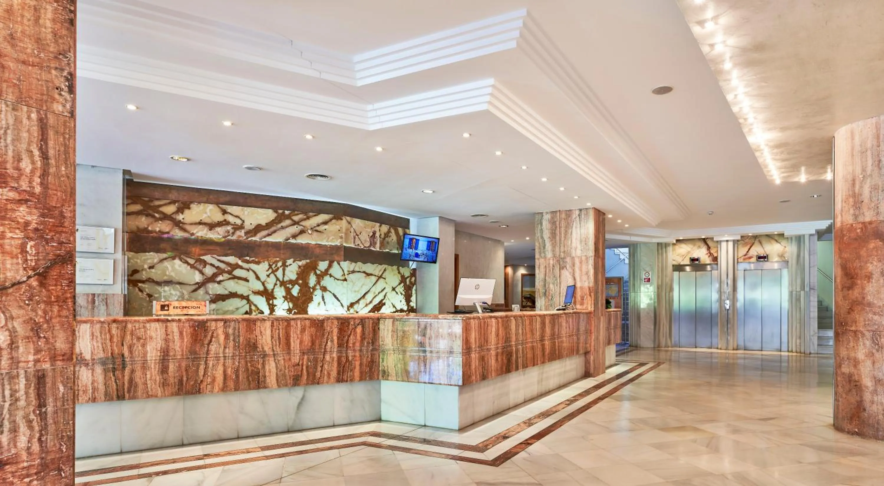 Lobby or reception in Hotel Serrano Palace