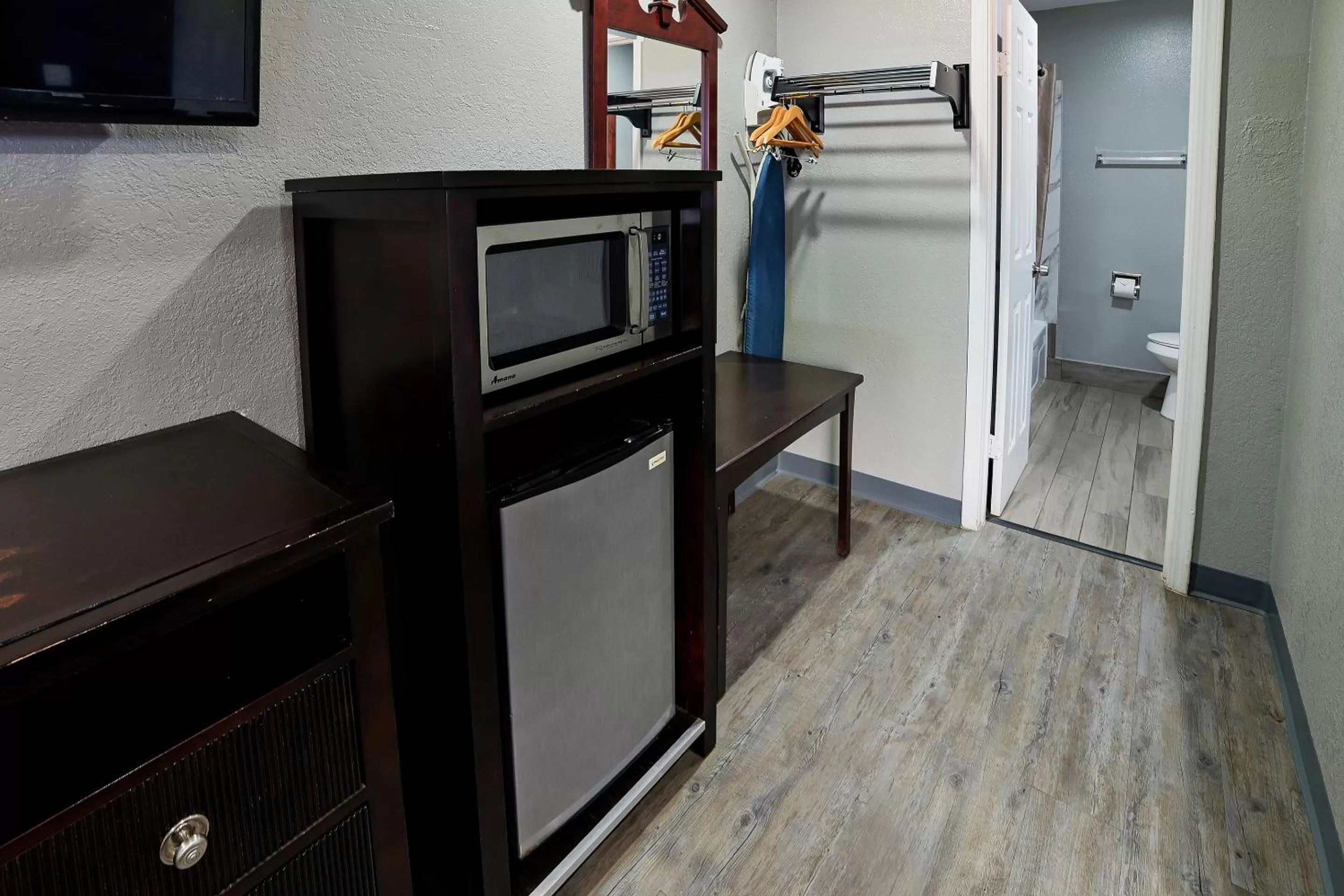 TV and multimedia, TV/Entertainment Center in OYO Hotel Waldron AR - Hwy 71