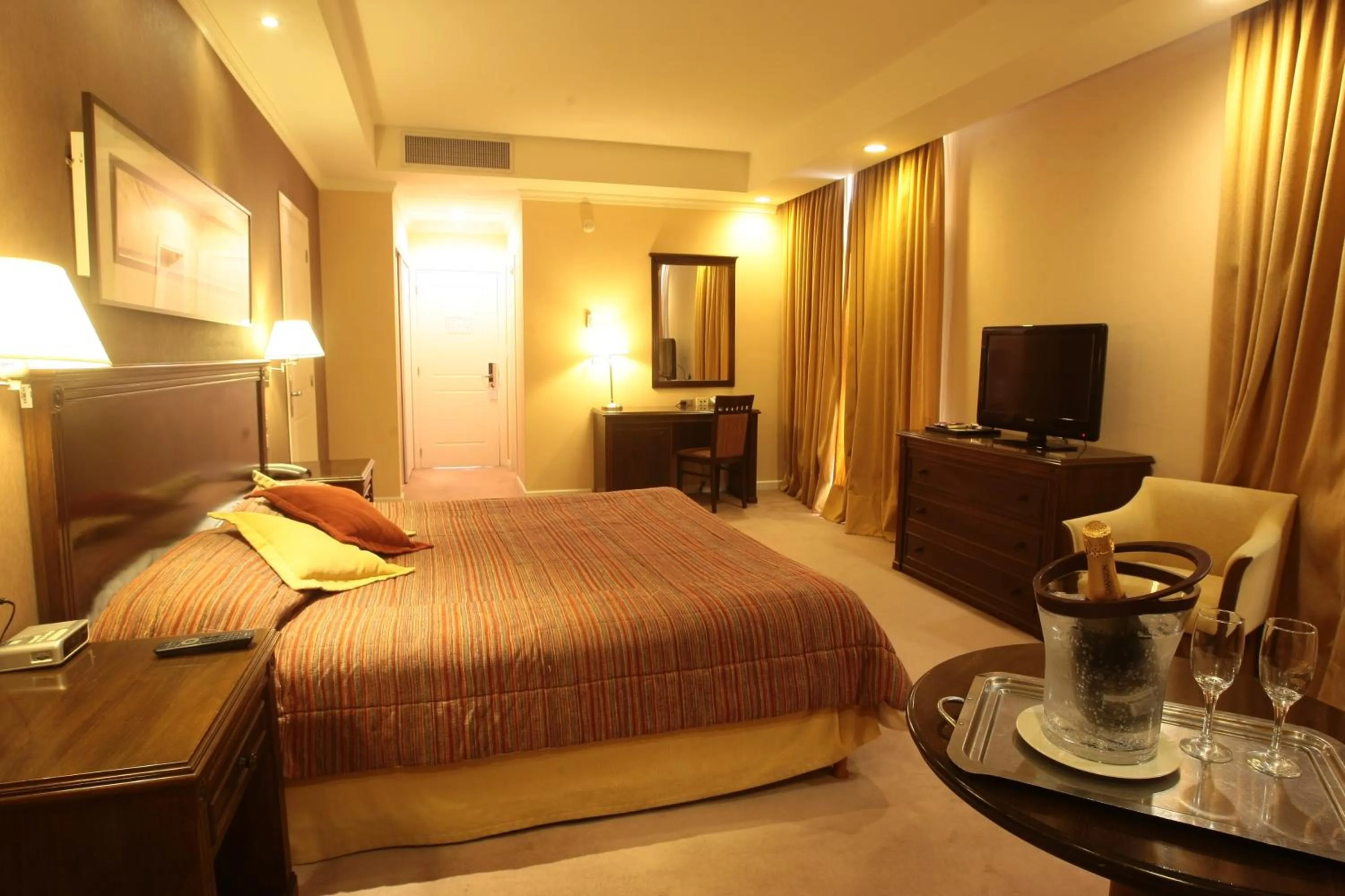 Photo of the whole room, Bed in Howard Johnson Sierras Hotel y Casino Alta Gracia