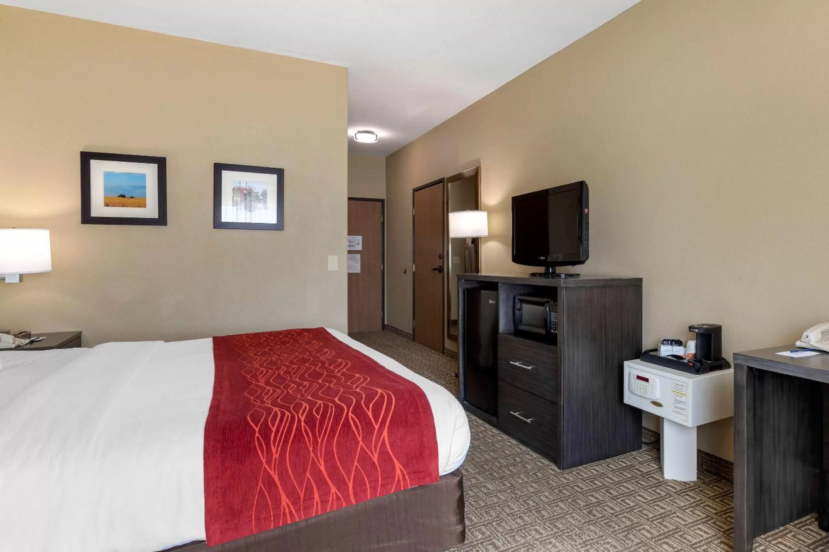 Photo of the whole room, Bed in Comfort Inn & Suites Ponca City near Marland Mansion