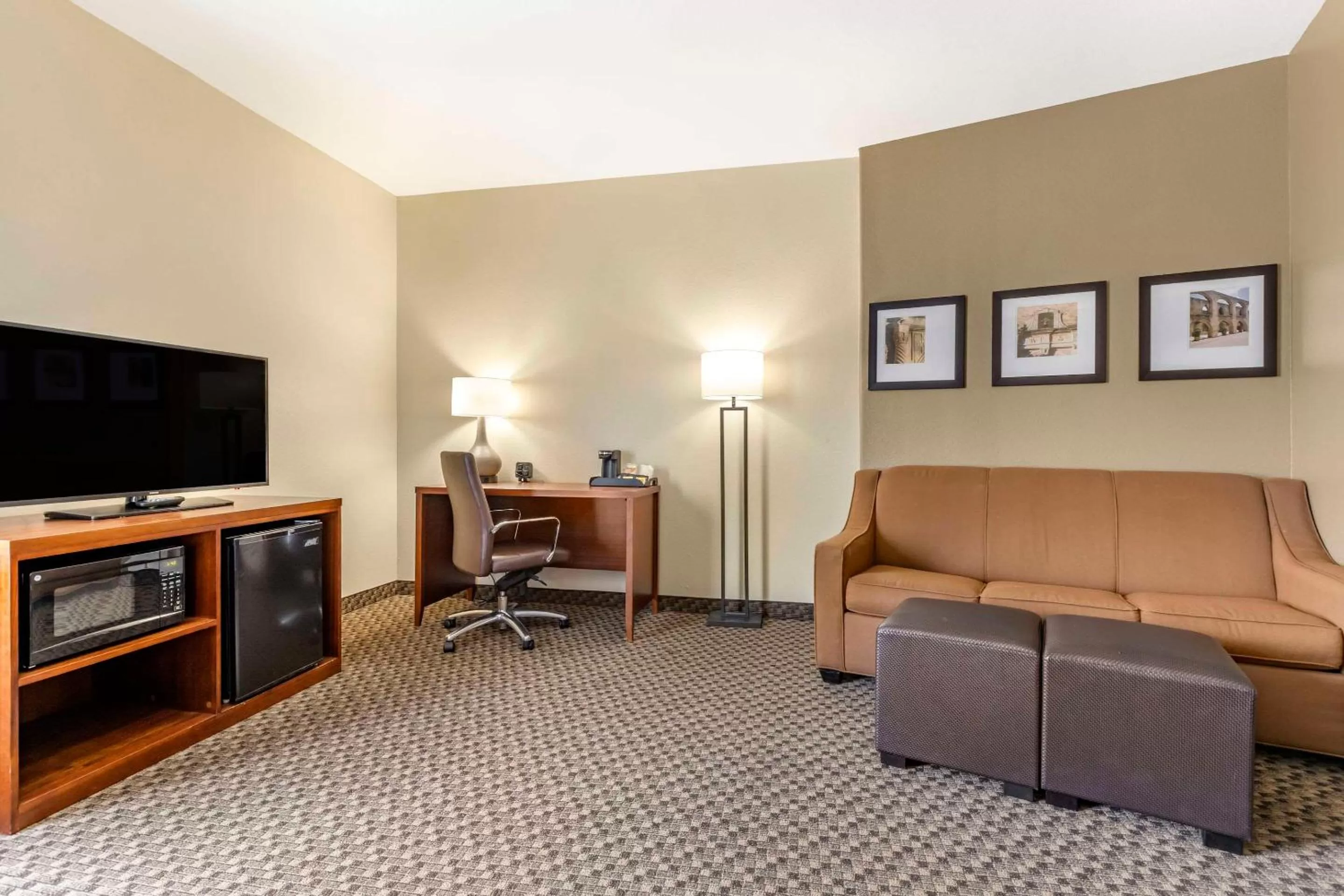 Bedroom in Comfort Suites Medical Center near Six Flags