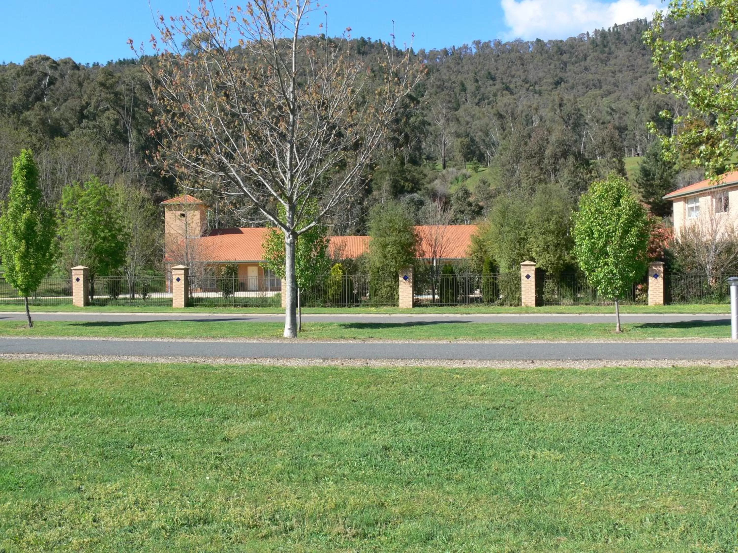 Facade/entrance in Bright on Track