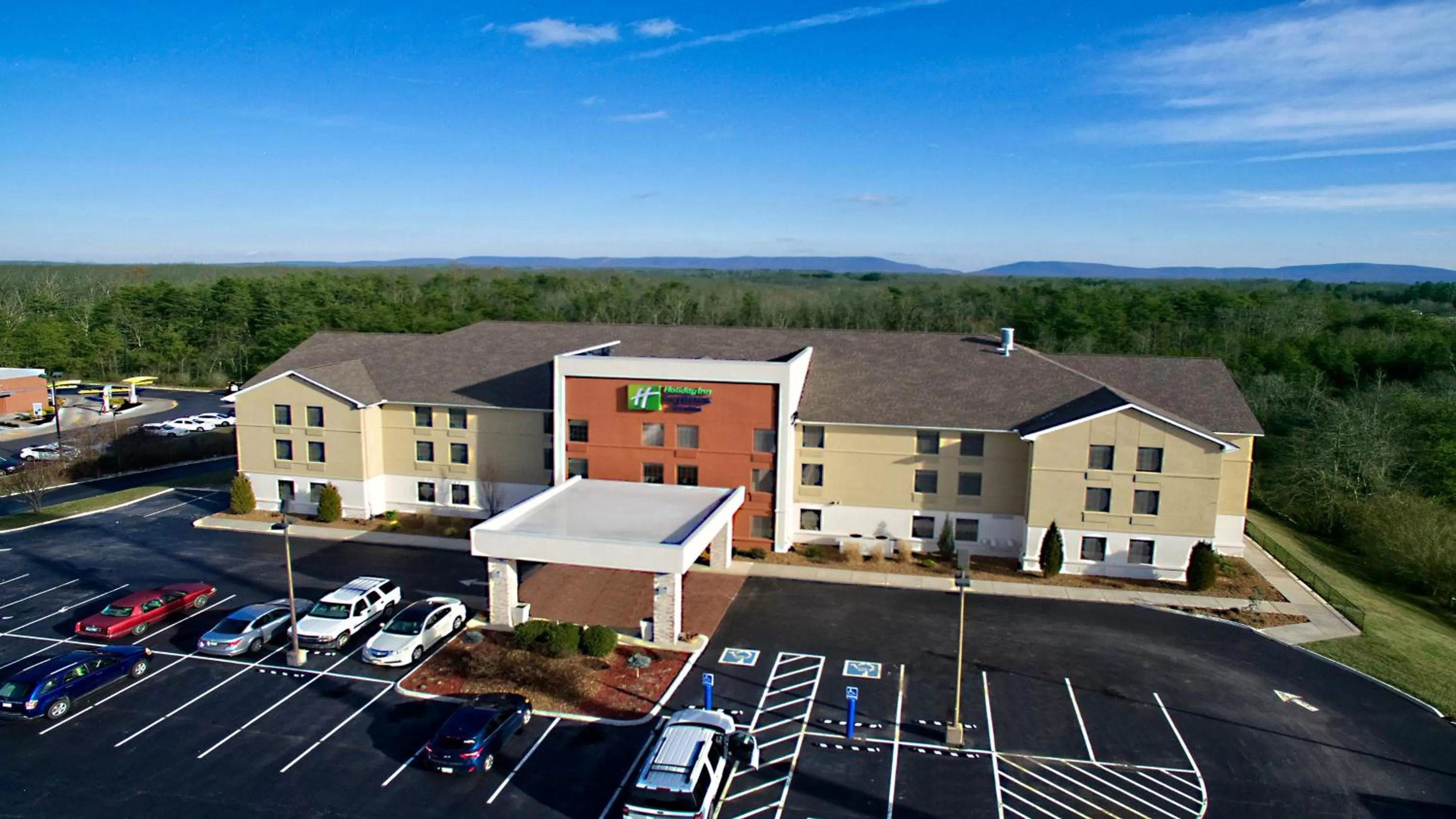 Property building in Holiday Inn Express & Suites Crossville by IHG