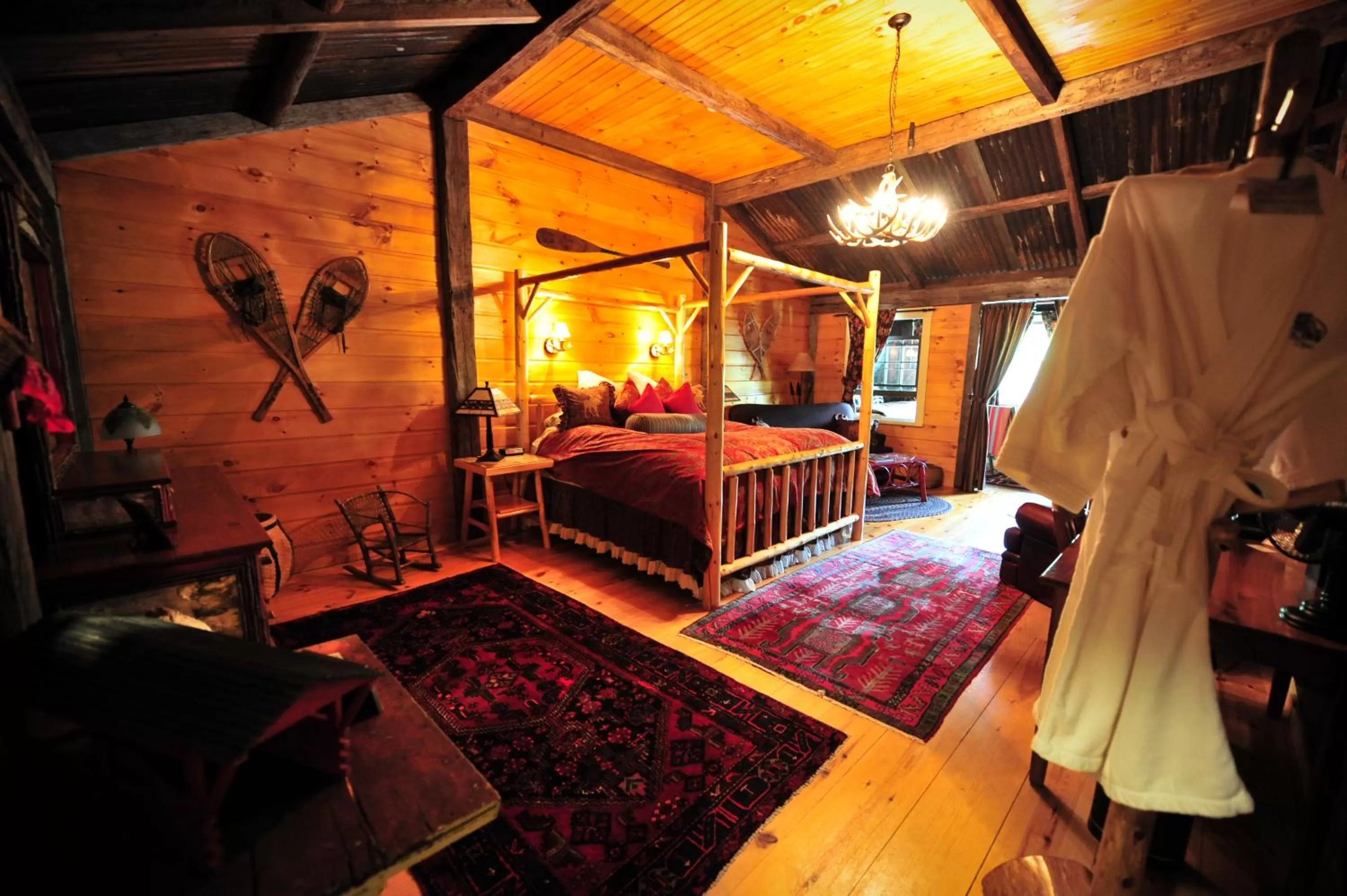 Photo of the whole room, Bed in The Common Man Inn, Spa & Lodge
