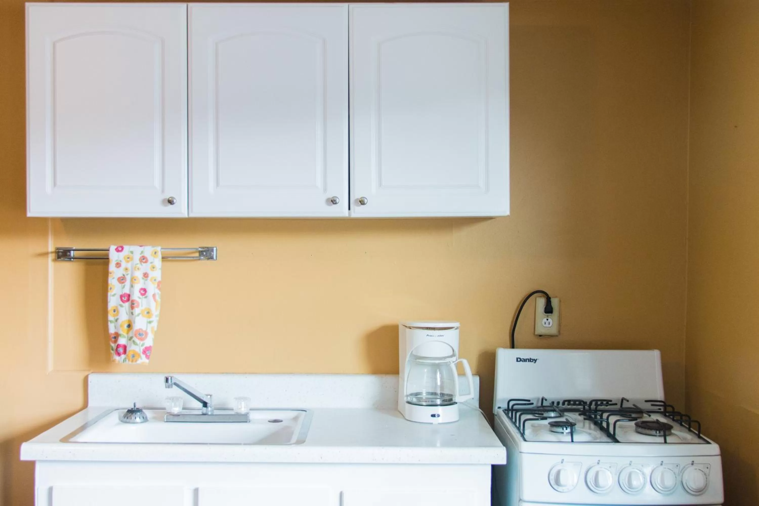 Kitchen or kitchenette in Clarence Inn Extended Stay