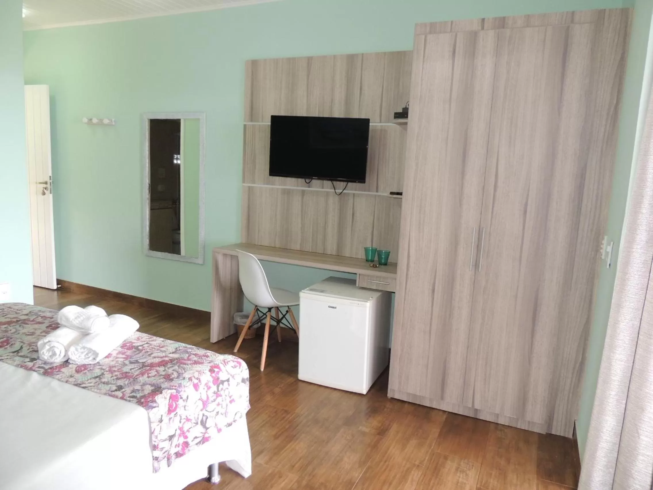 Photo of the whole room, TV/Entertainment Center in Pousada Akaroa