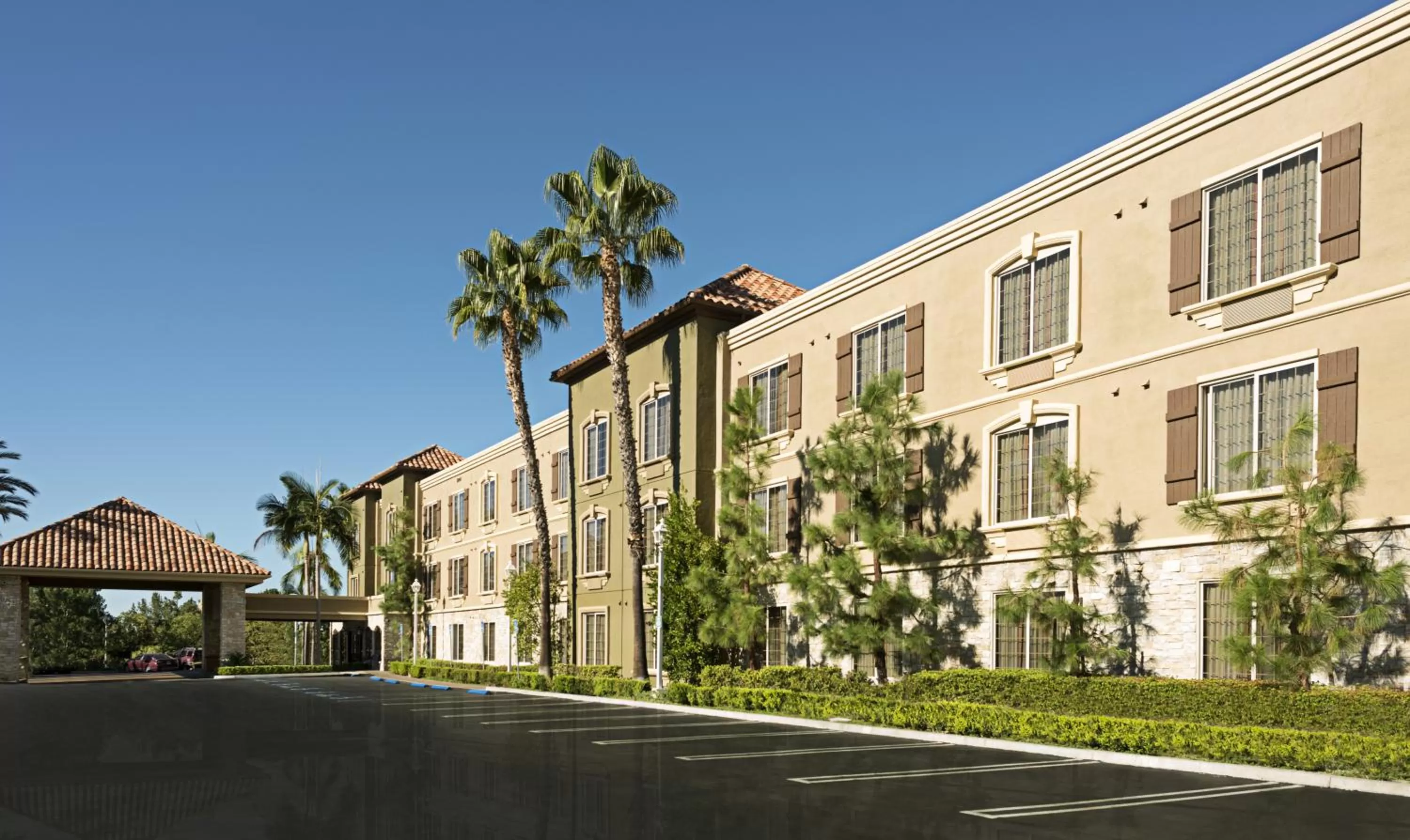 Facade/entrance in Ayres Suites Mission Viejo - Lake Forest
