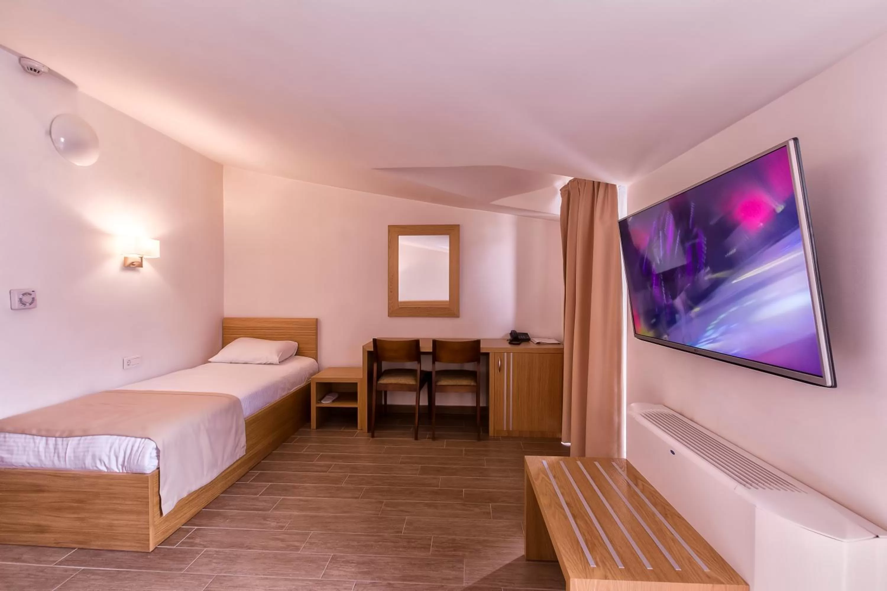 TV and multimedia, Bed in Hotel Lirak