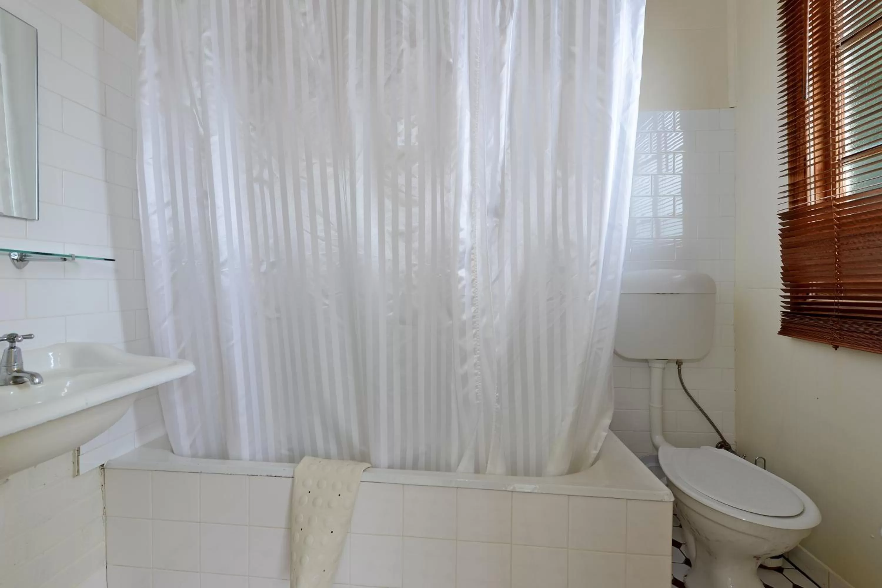 Bathroom in Edinburgh Gallery Bed & Breakfast