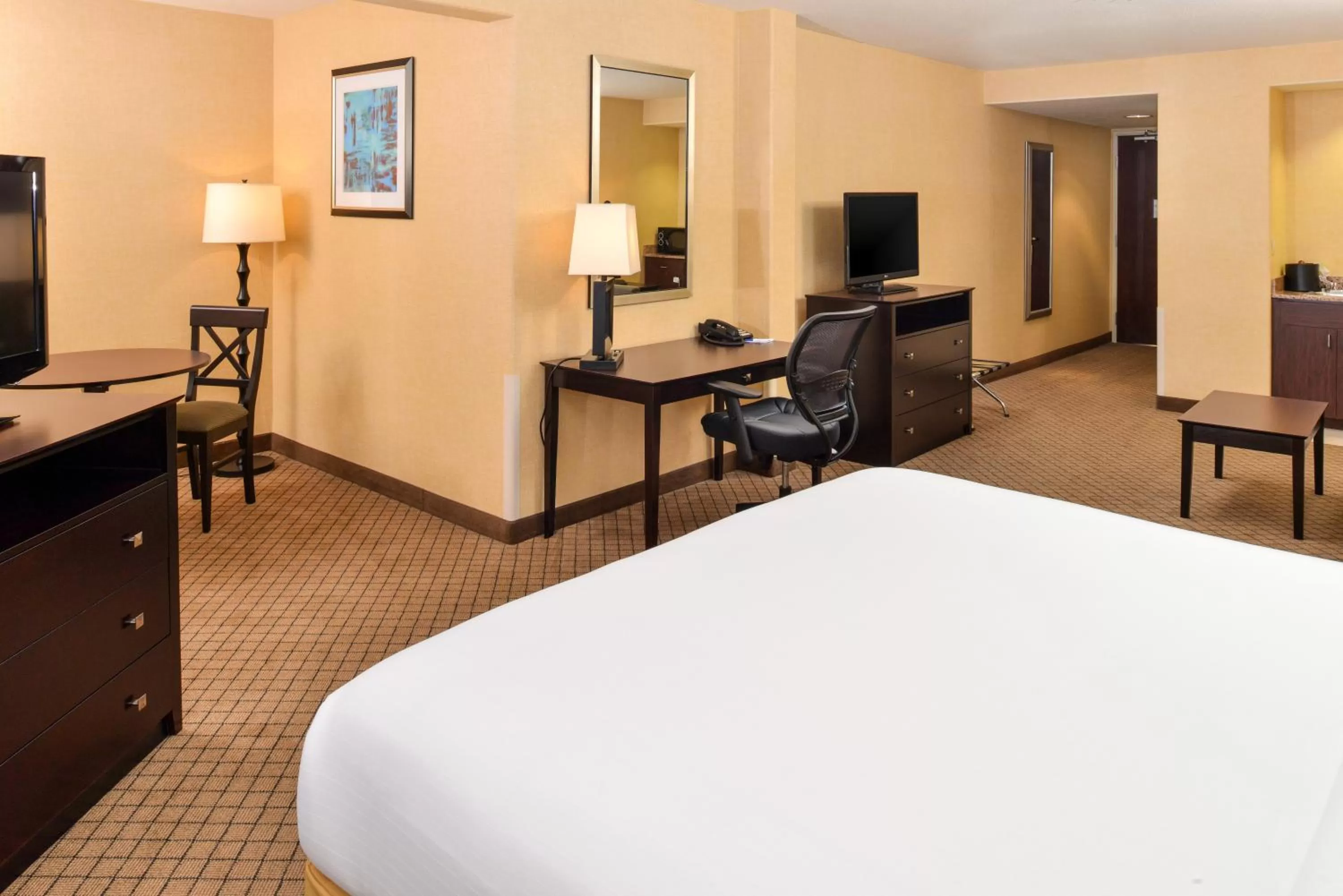 Photo of the whole room, Bed in Holiday Inn Express Woodland by IHG