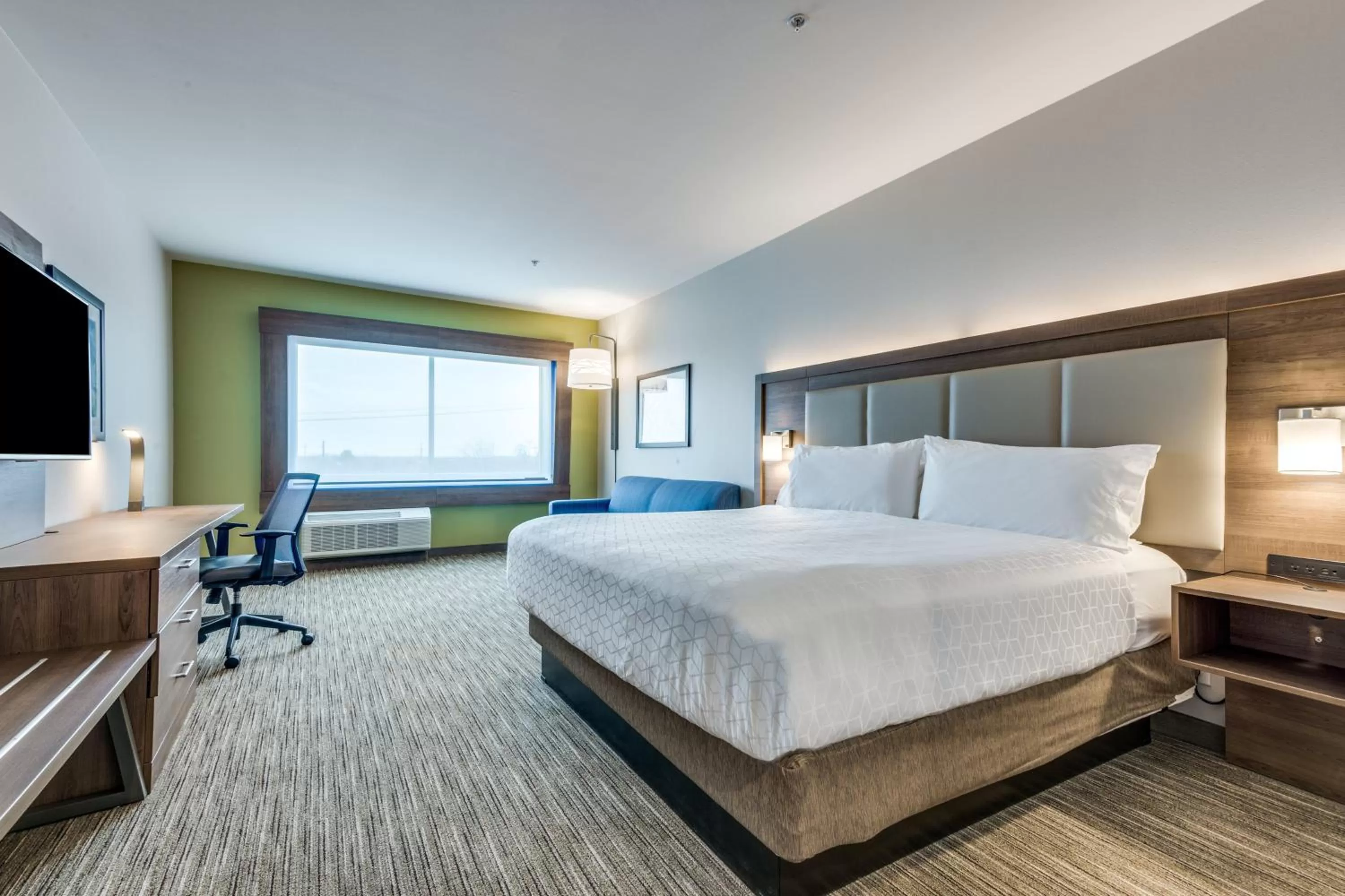 Photo of the whole room, Bed in Holiday Inn Express & Suites - Denton South by IHG