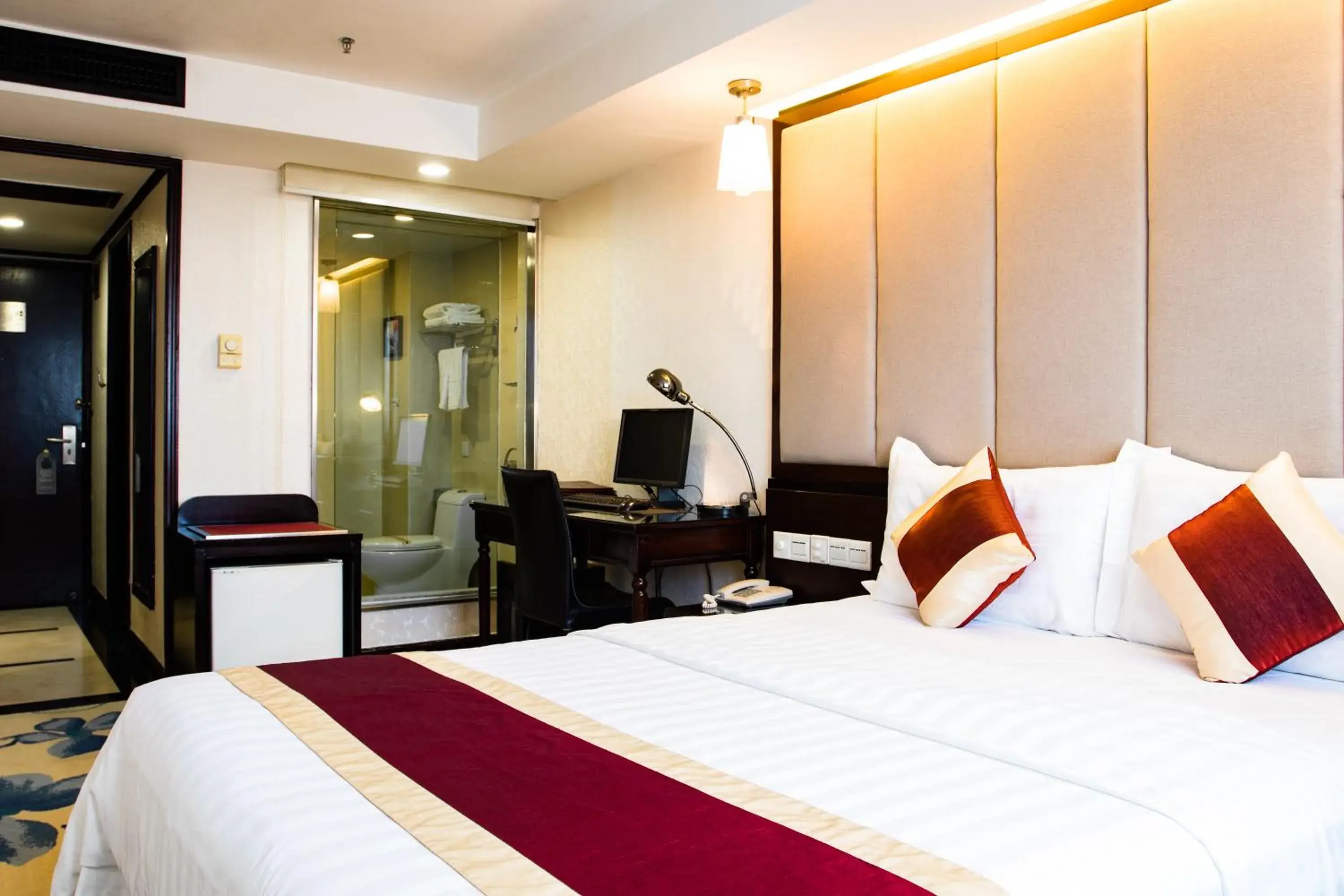 Deluxe Double Room in New World Hotel Deluxe Double Room in New World Hotel