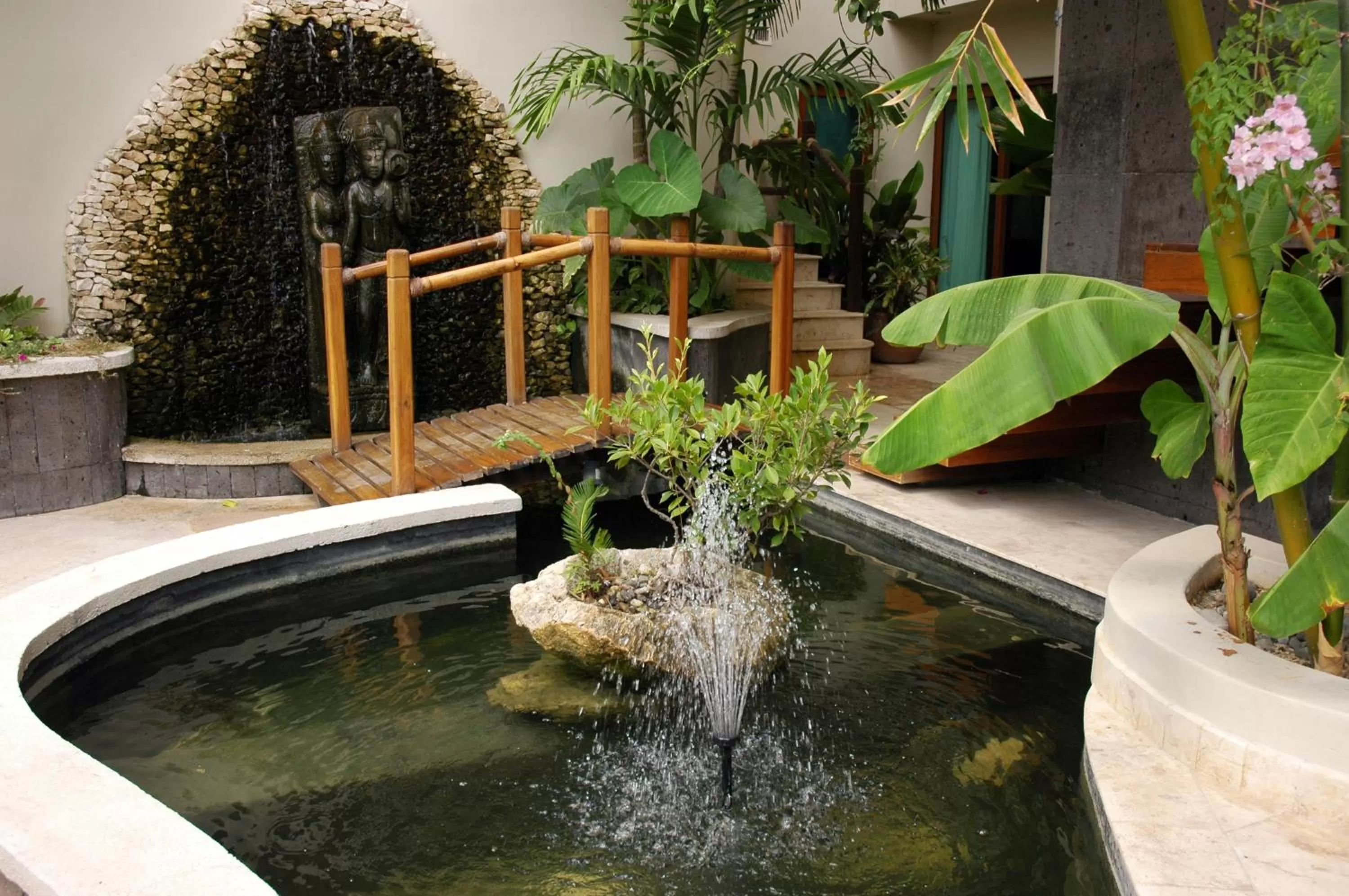 Garden in El Taj Oceanfront and Beachside Condo Hotel