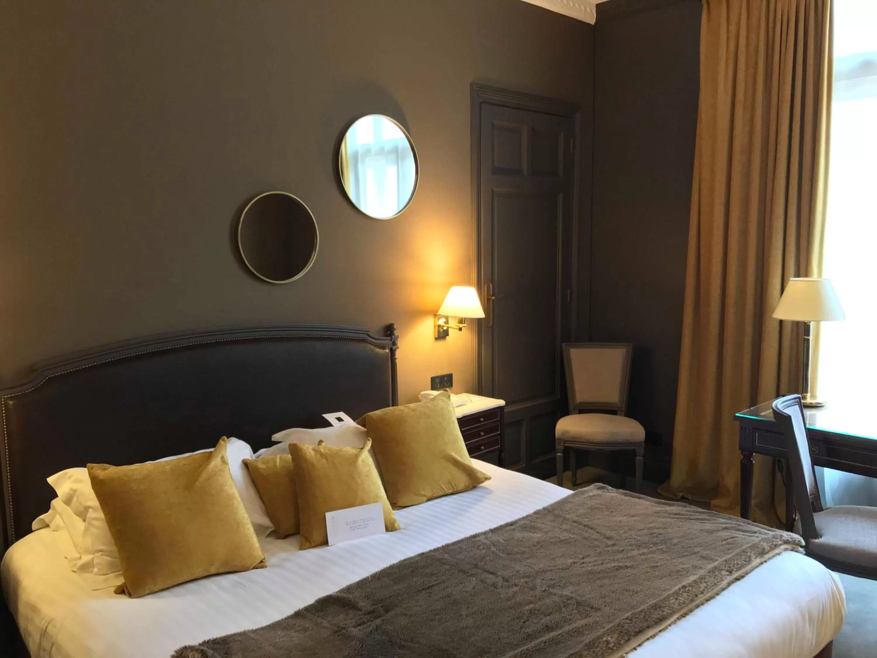 Bedroom, Bed in Hôtel Carlton Lille