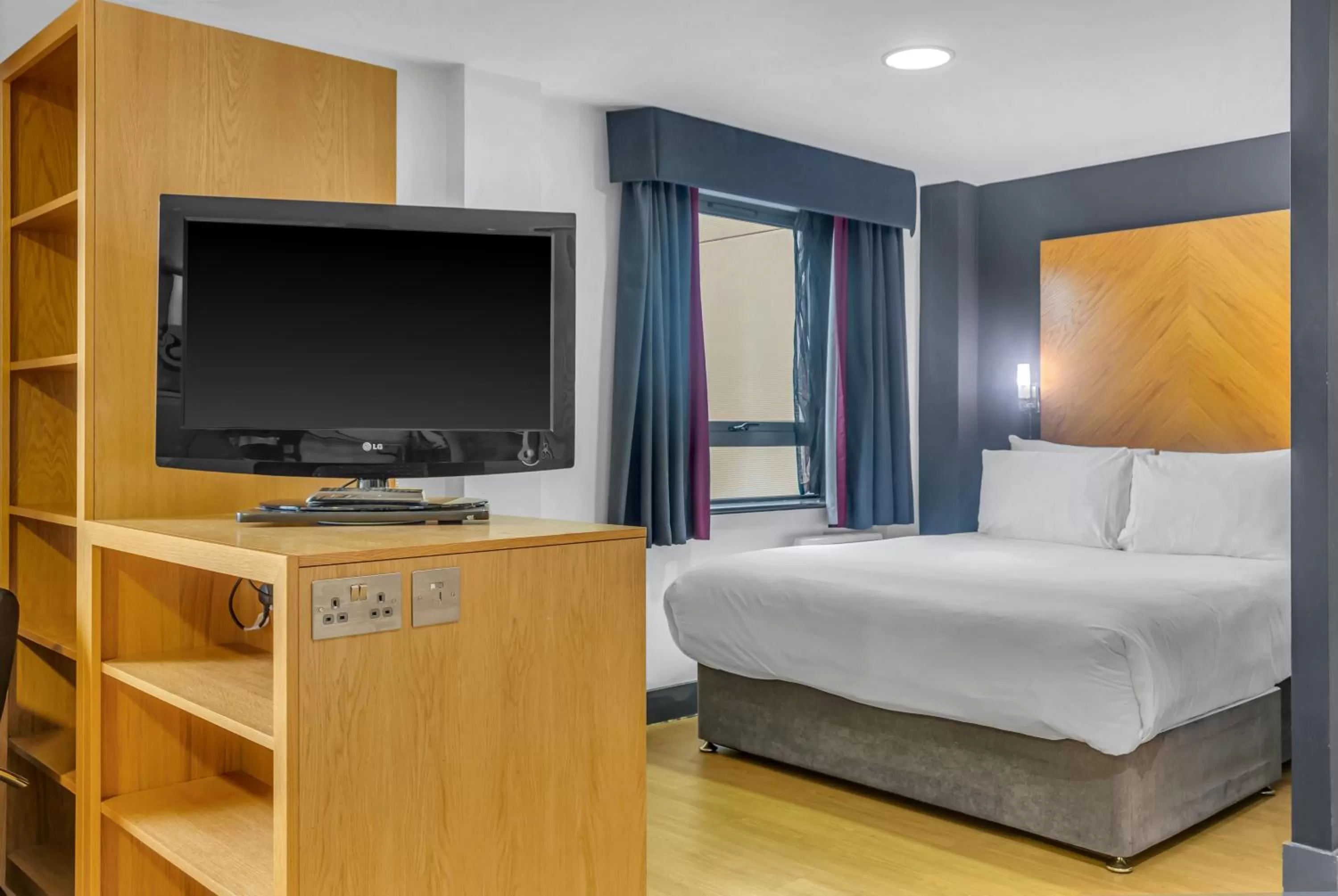 Bedroom in Roomzzz Leeds City West