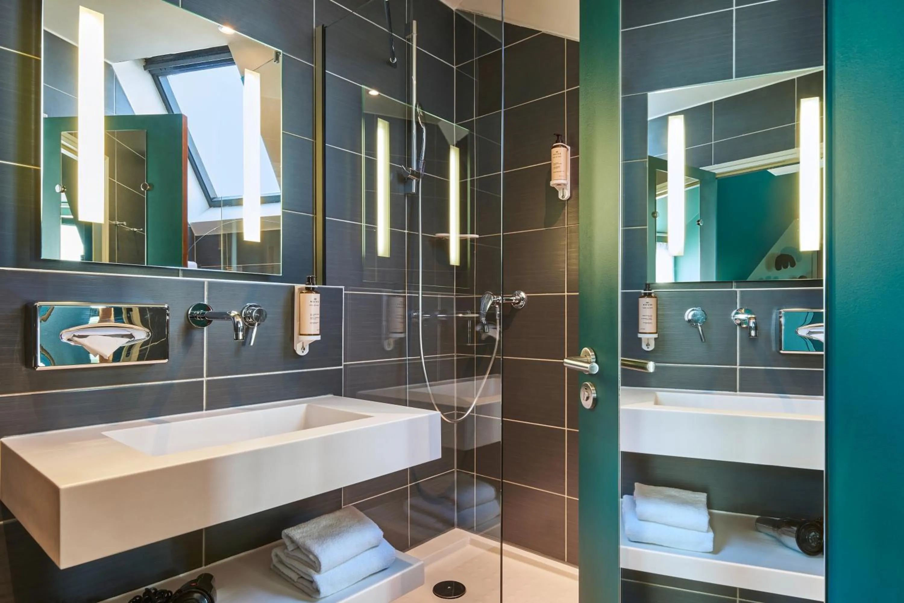 Shower in Mercure Paris Tour Eiffel Pont Mirabeau