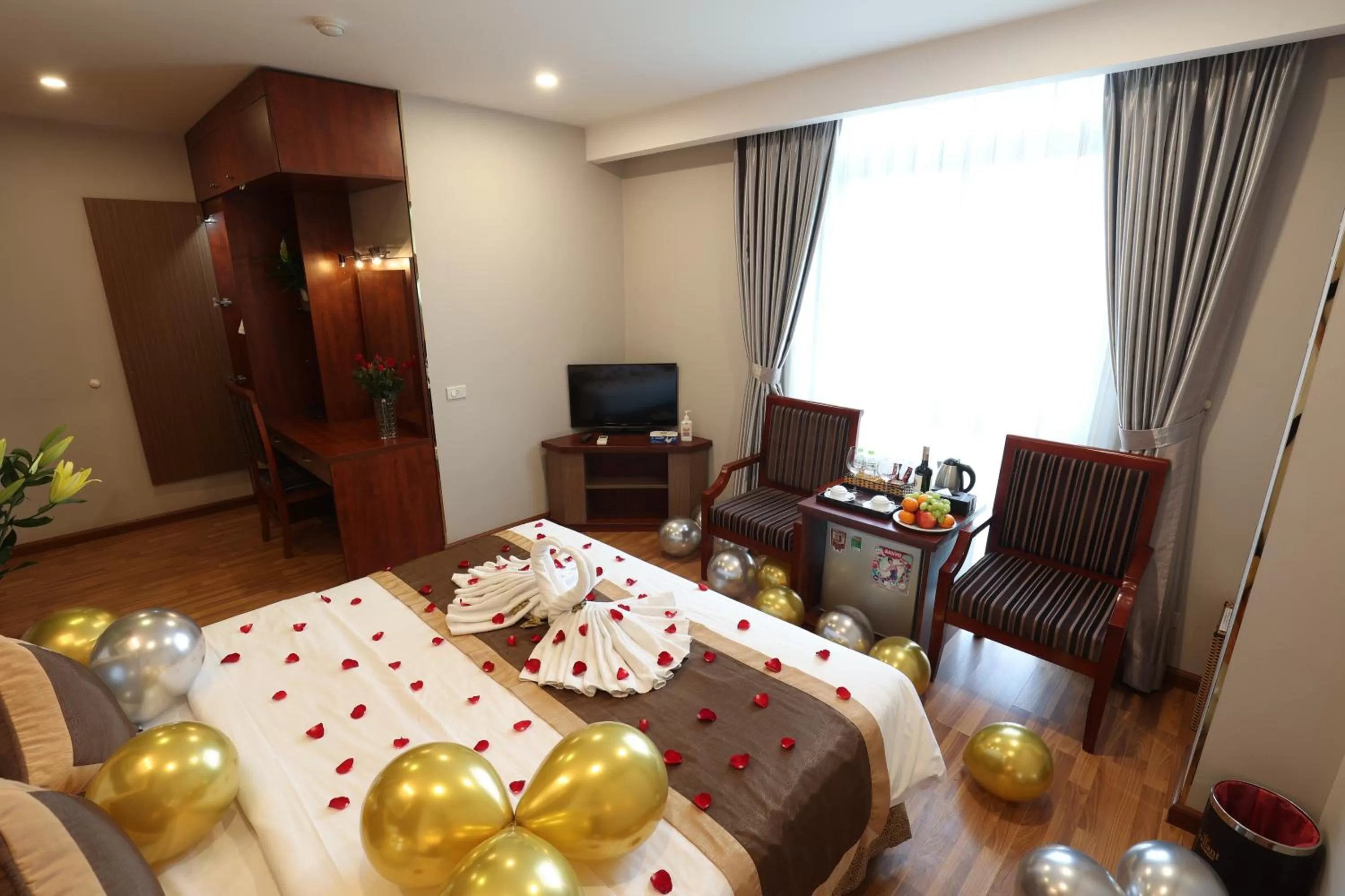 Communal lounge/ TV room, Bed in Gallant Hotel