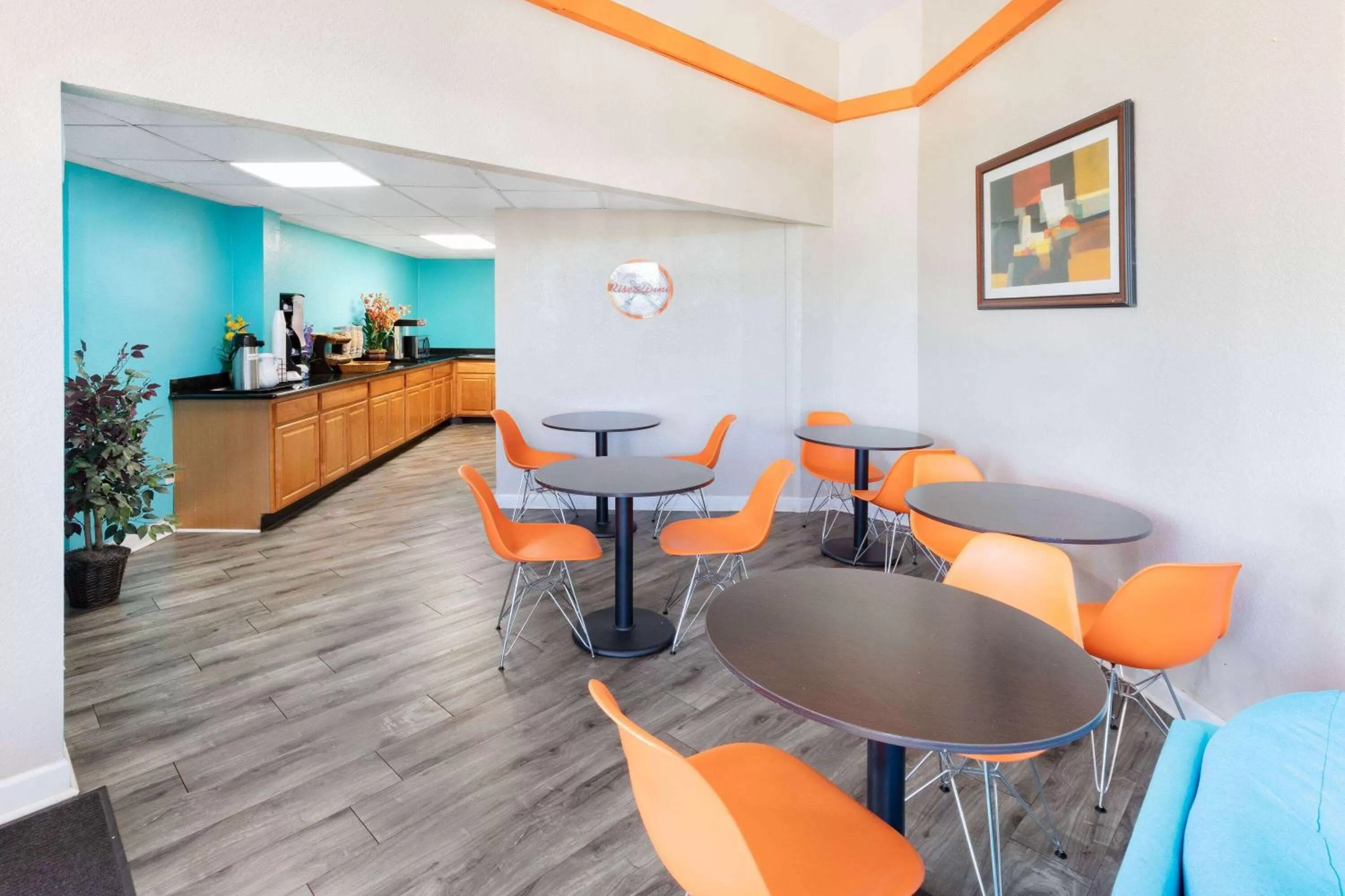 Breakfast in Howard Johnson by Wyndham Houston Hobby Airport