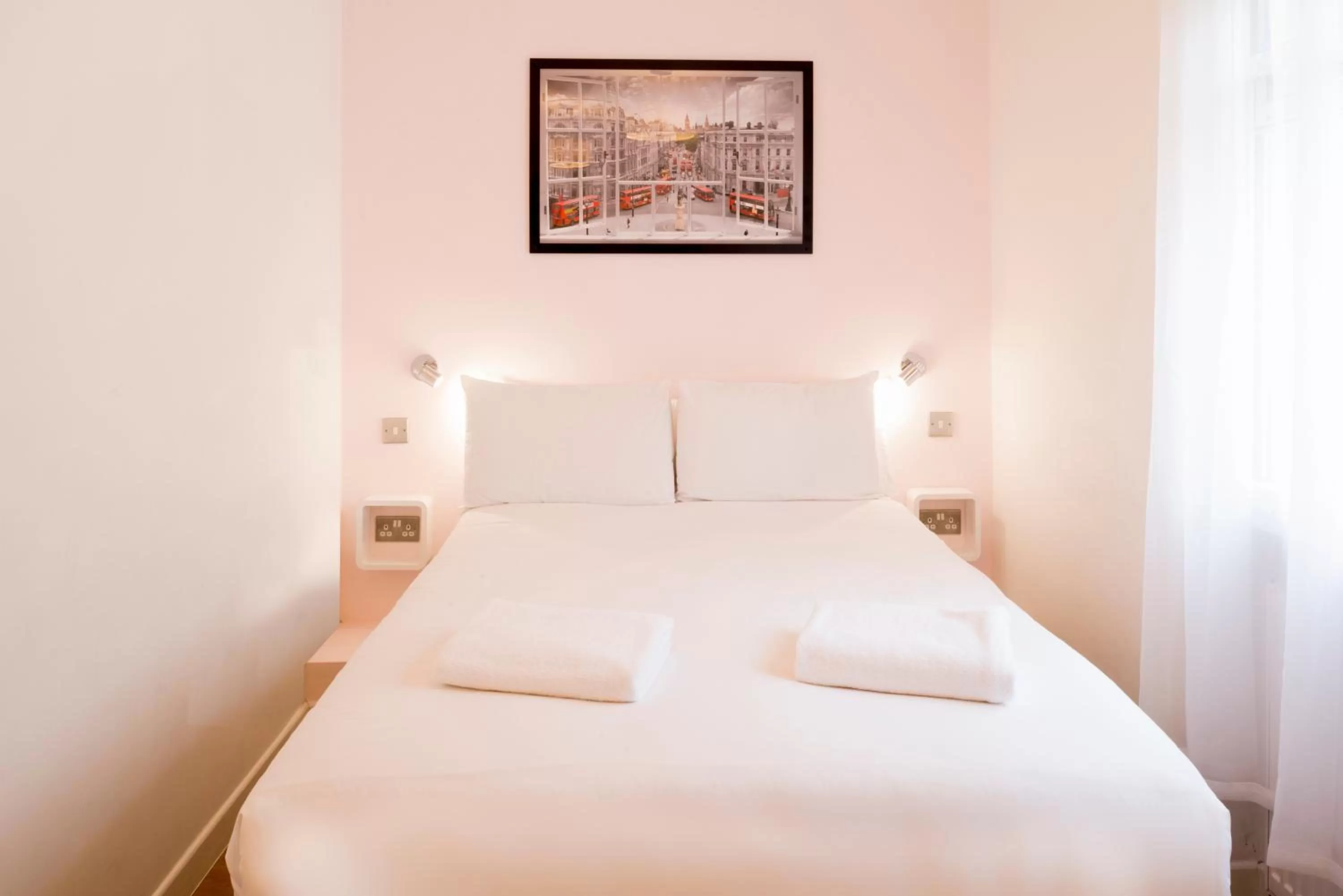 Photo of the whole room, Bed in The California - London Kings Cross