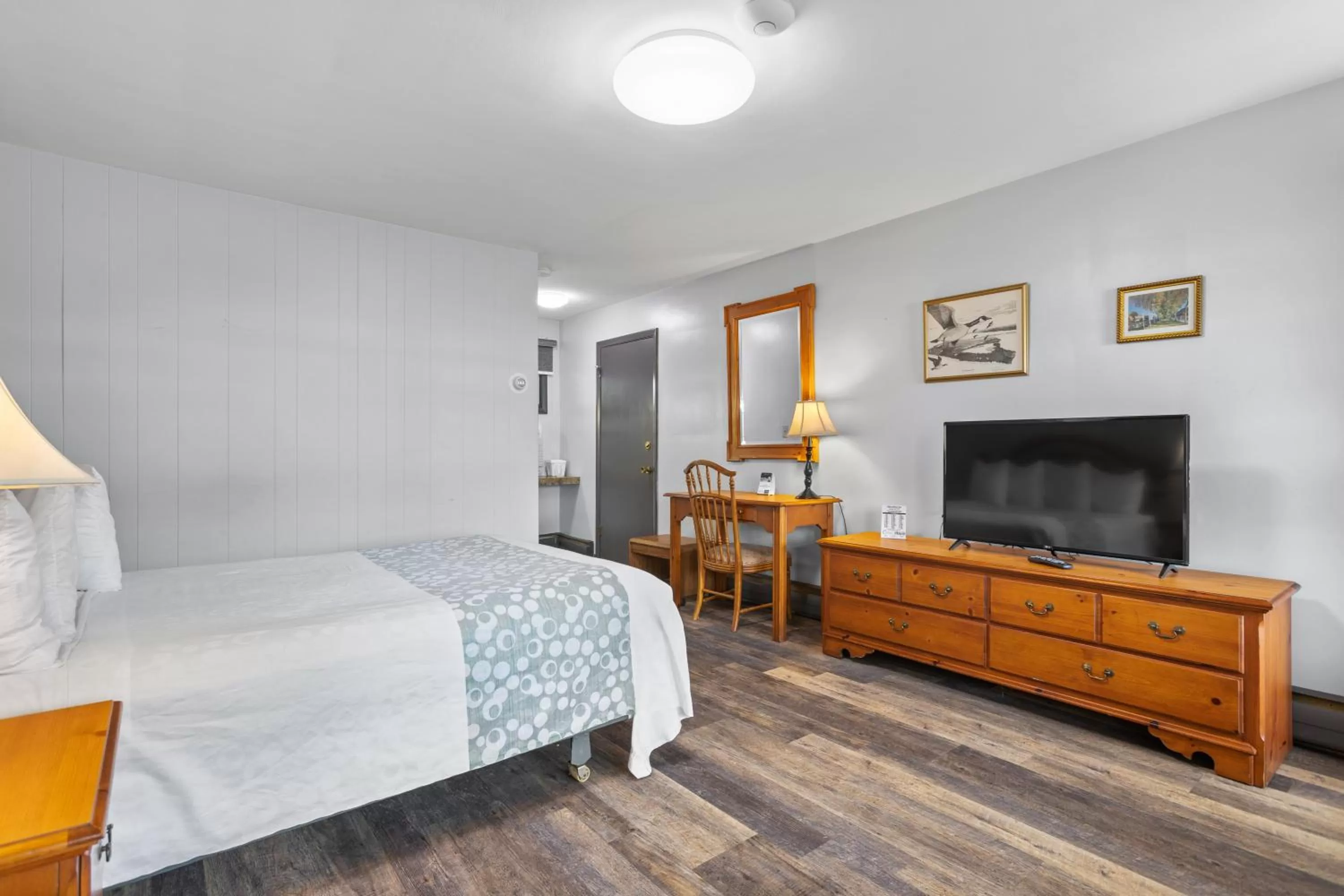 TV and multimedia, Bed in Glass House Inn Erie Near I-90 & I-79