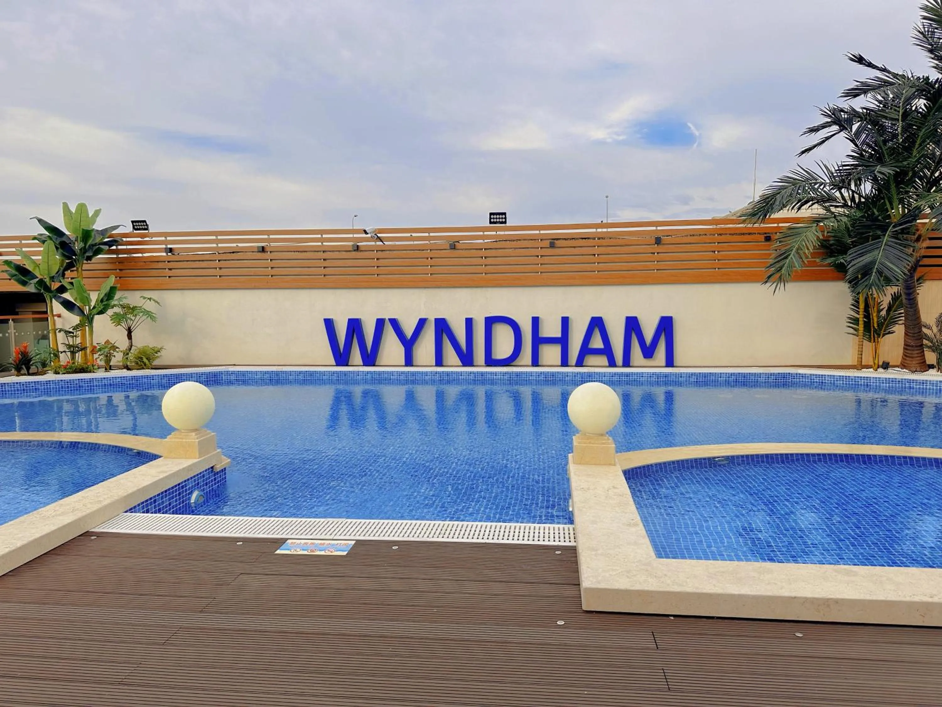 Swimming pool in Wyndham Shanghai Hongqiao