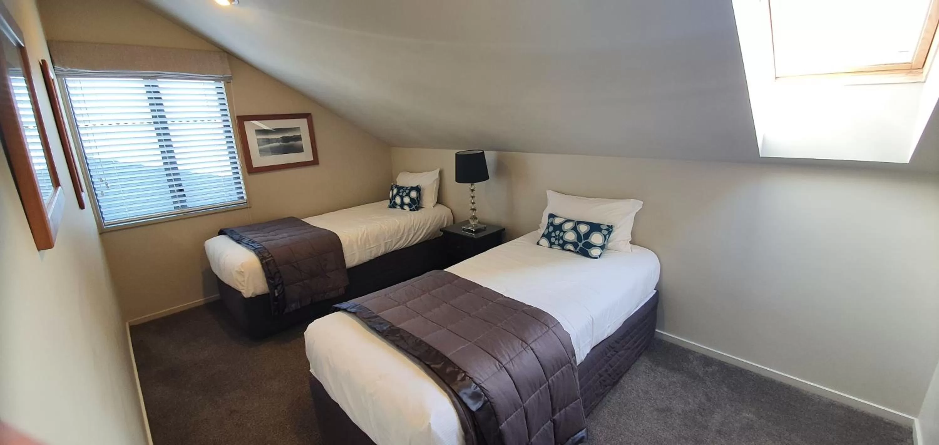 Bed in The Moorings Motel and Apartments