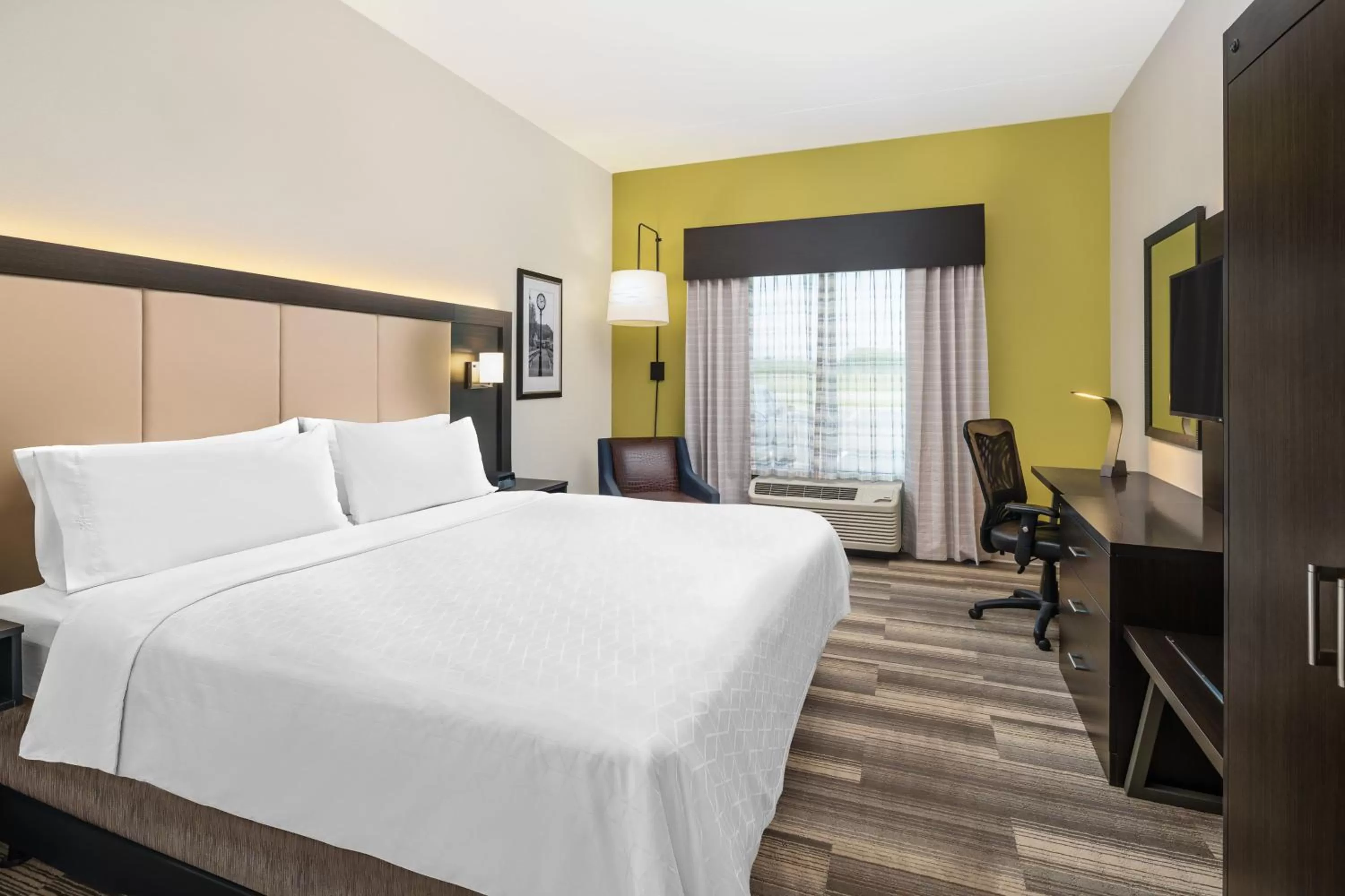 Photo of the whole room, Bed in Holiday Inn Express & Suites Florence by IHG