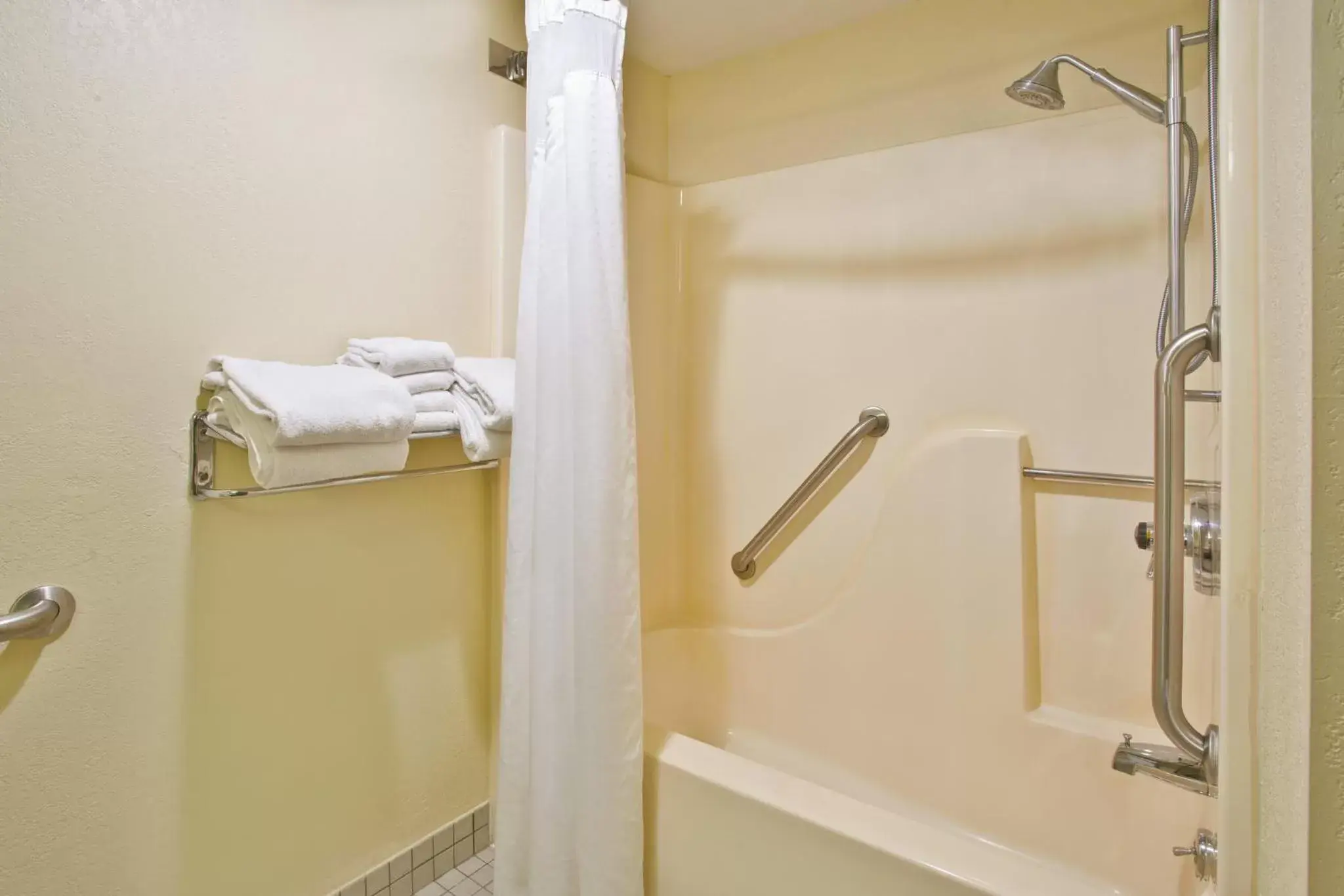 Double Room with Bath Tub - Disability Access in Holiday Inn Express Mackinaw City by IHG Double Room with Bath Tub - Disability Access in Holiday Inn Express Mackinaw City by IHG