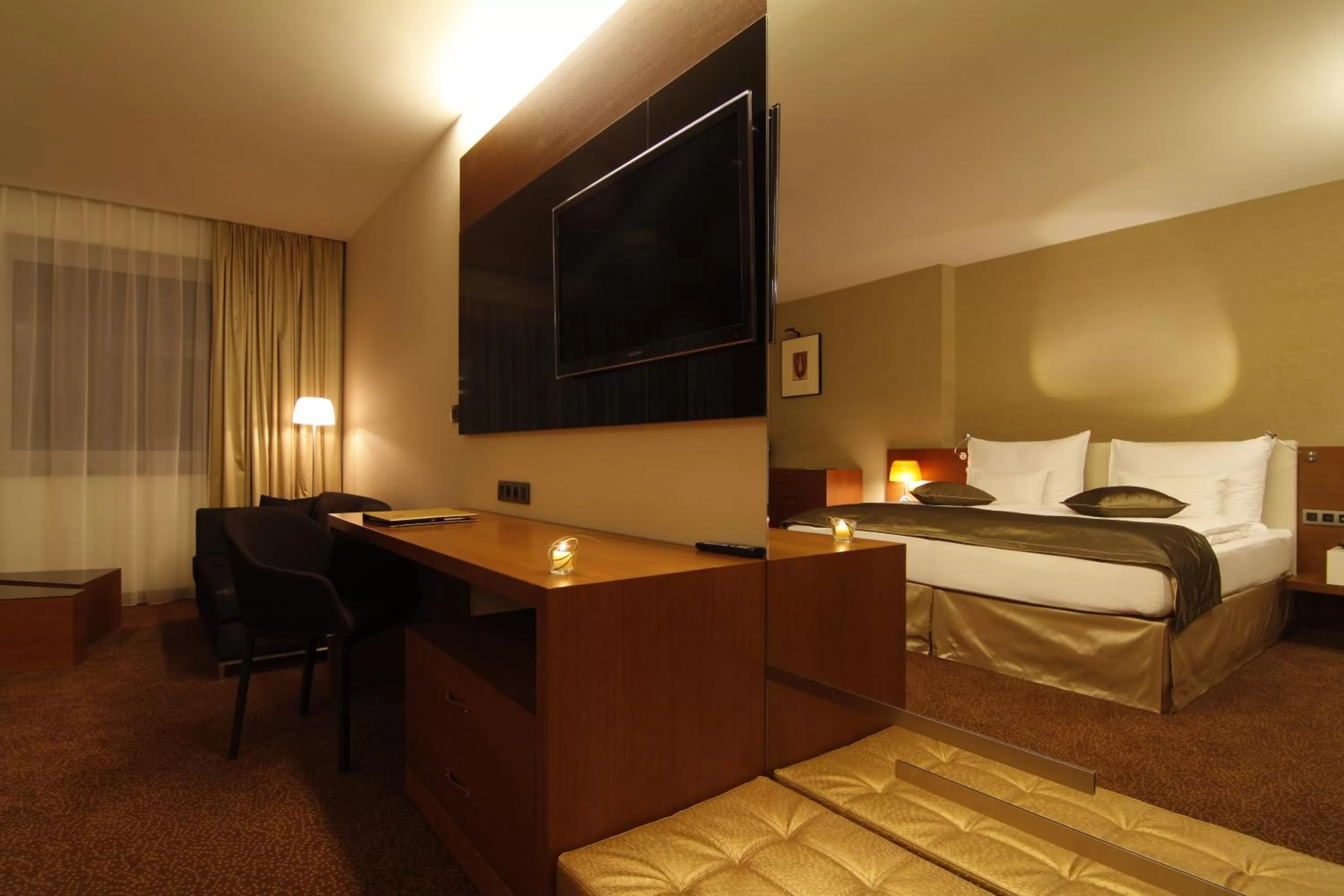 TV and multimedia, Bed in Mikado Hotel