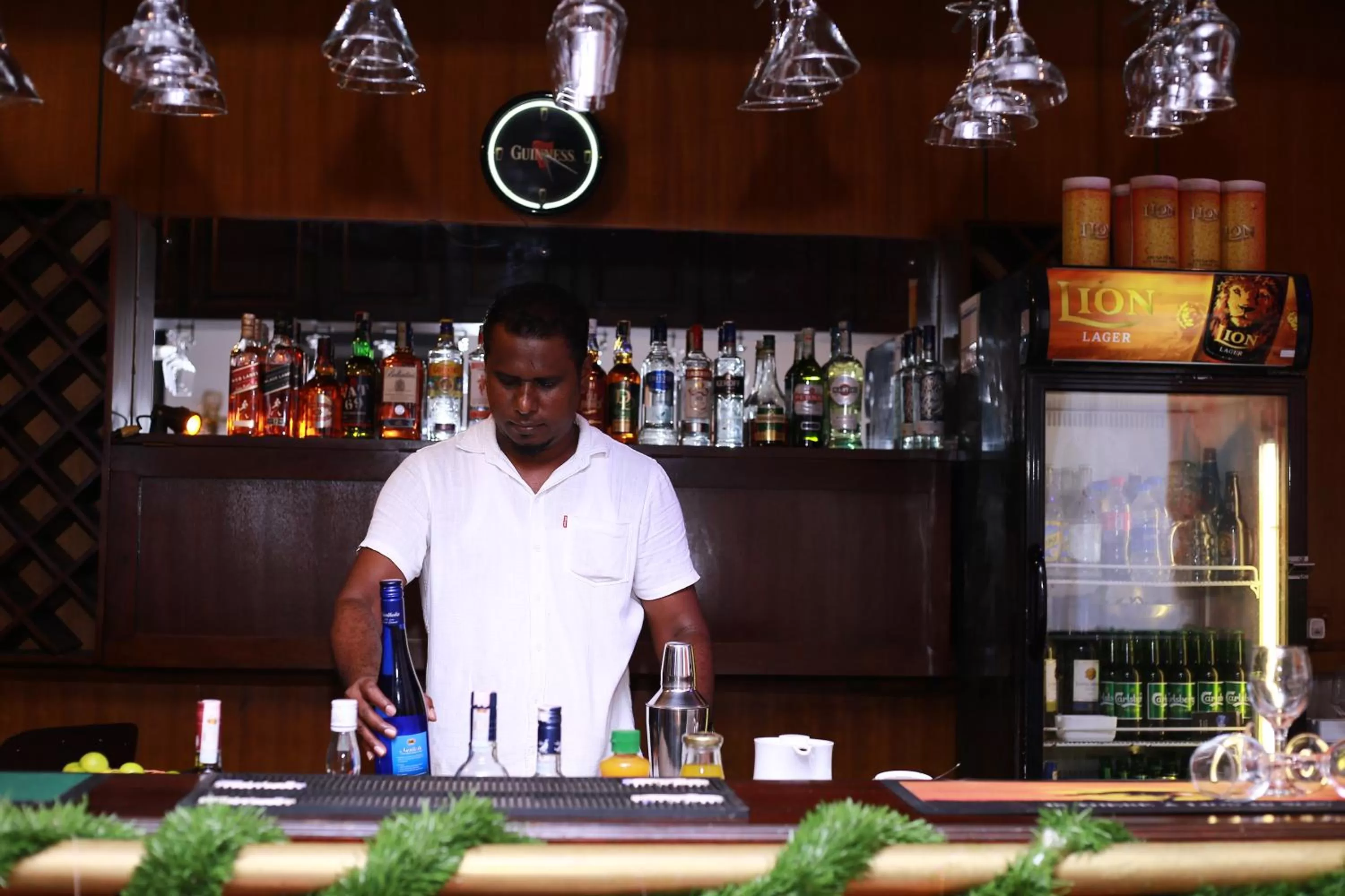 Restaurant/places to eat in St.Lachlan Hotel & Suites