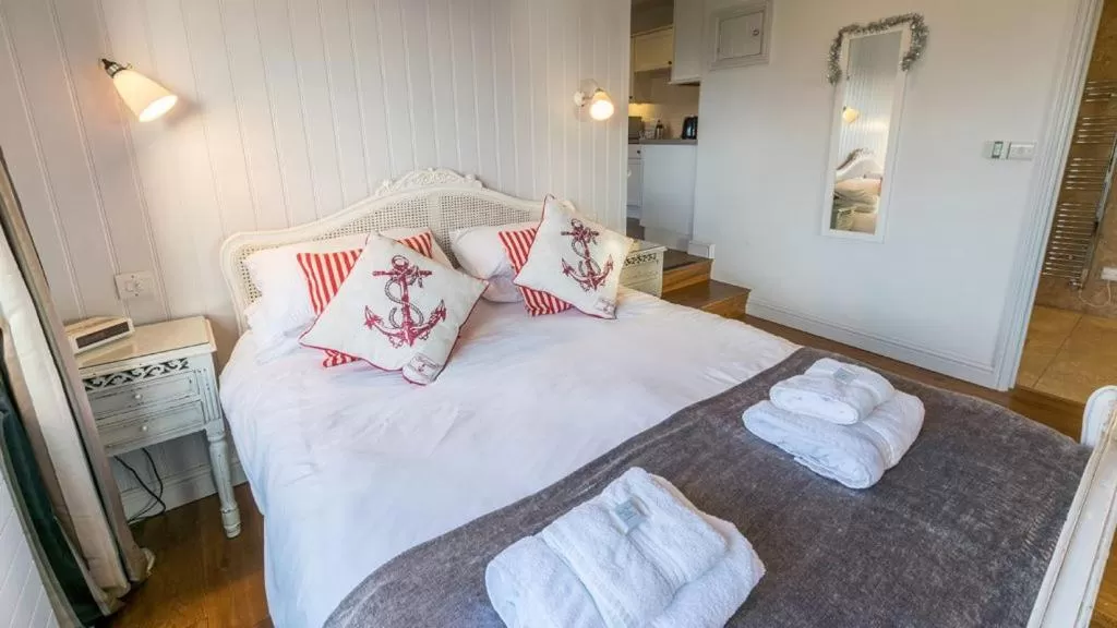 Bed in Chesil Beach Lodge Burton Bradstock Dorset DT64RJ