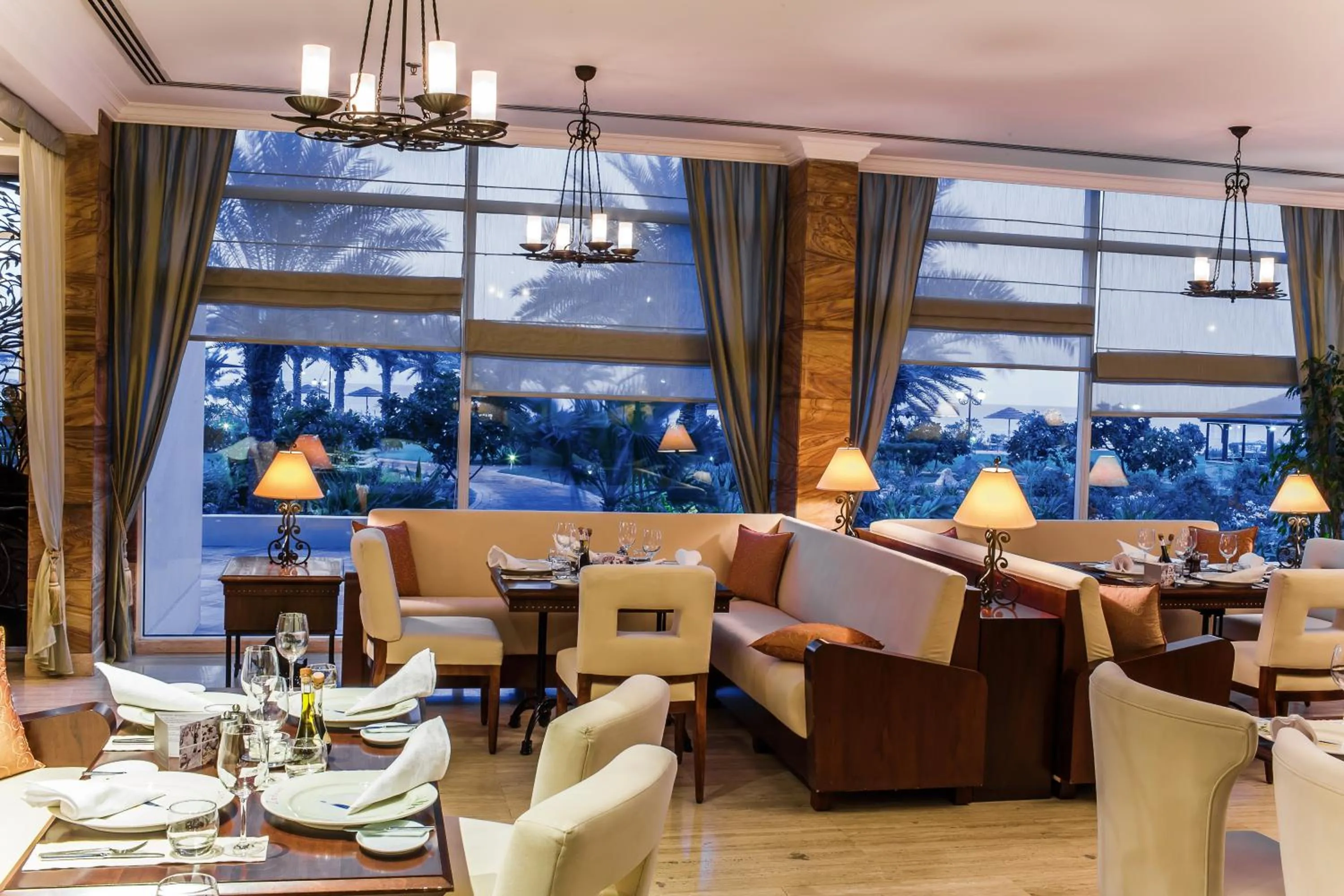 Restaurant/places to eat in Danat Jebel Dhanna Resort