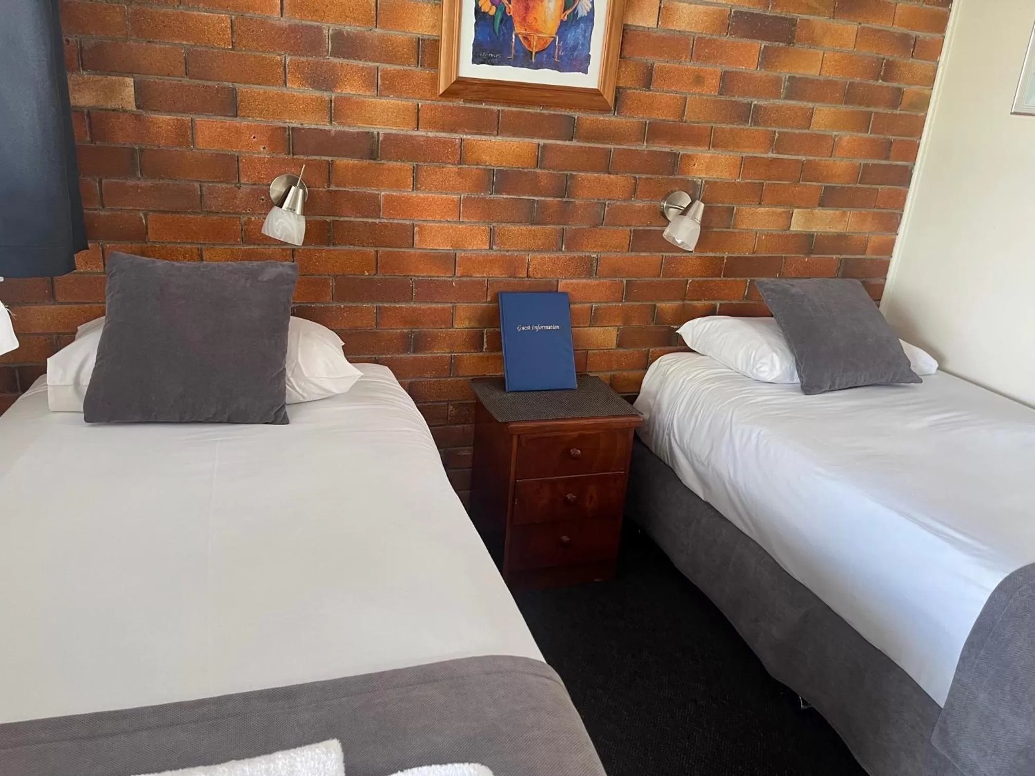 Bed in Avocado Motor Inn
