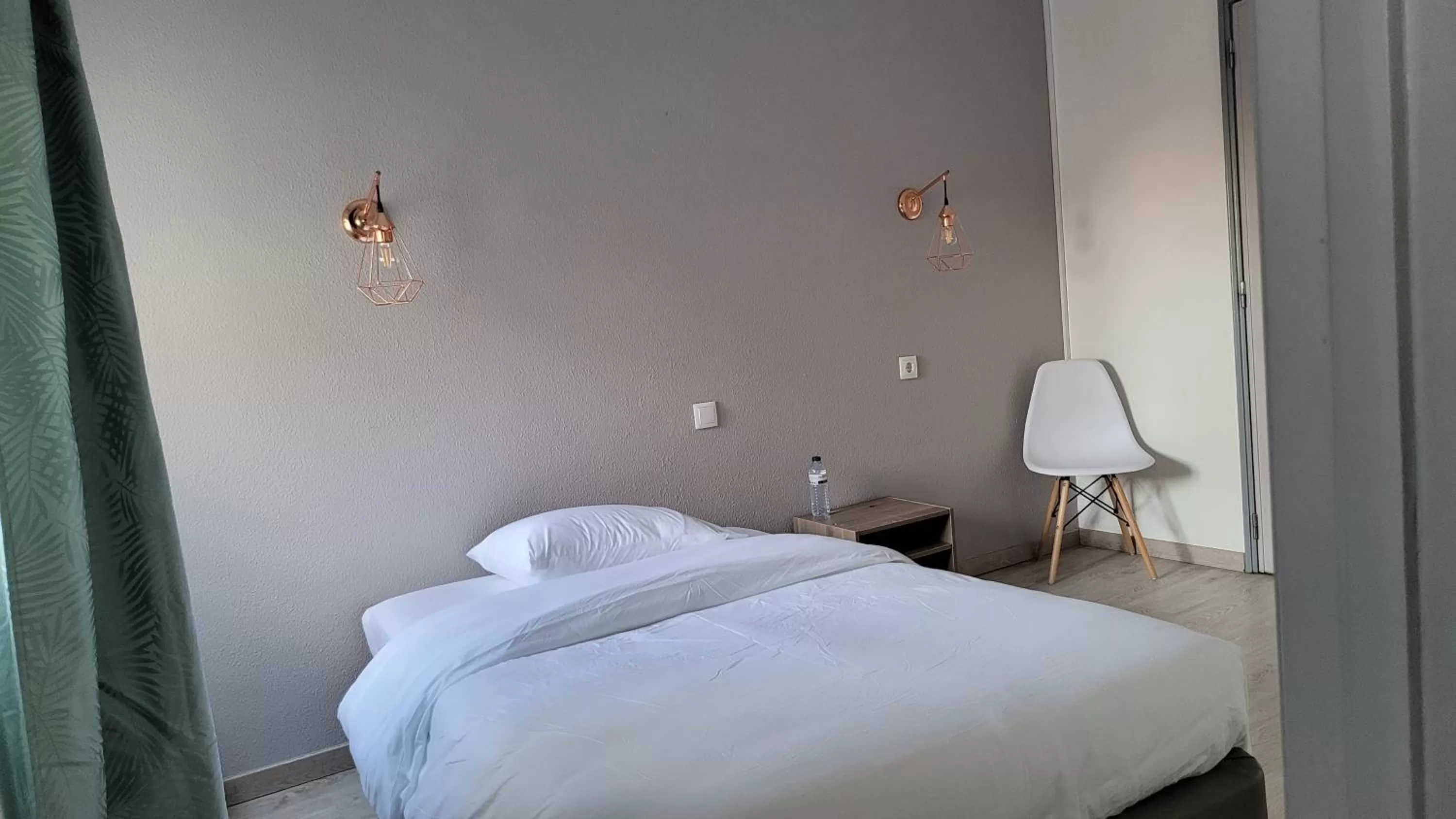 Photo of the whole room, Bed in Residencia Paris