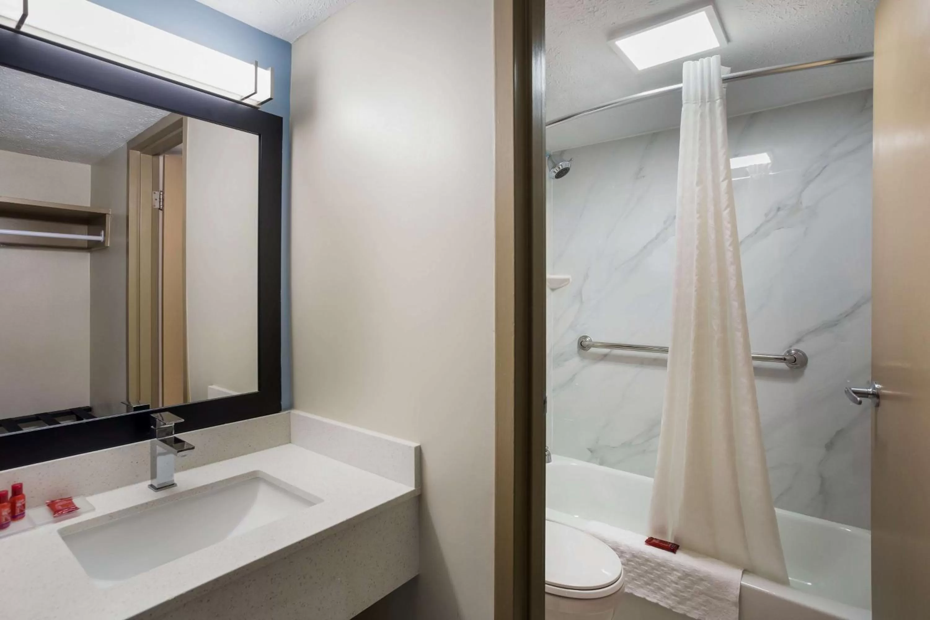 Shower in SureStay Hotel by Best Western Bardstown General Nelson