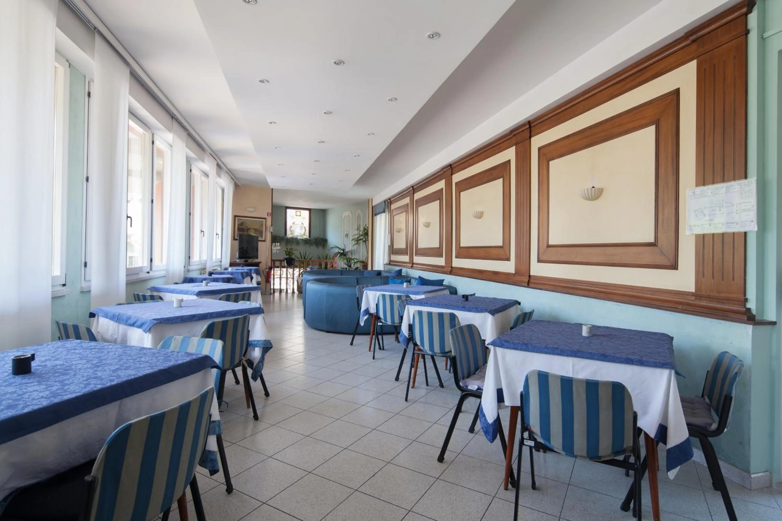 Communal lounge/ TV room in Hotel Nella