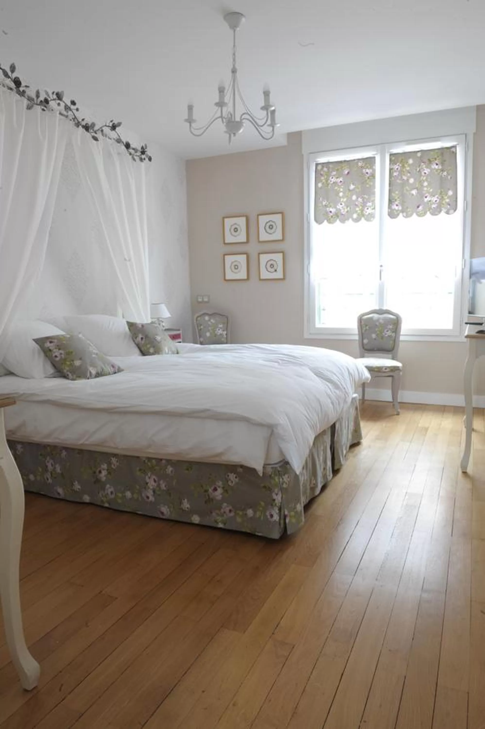 Photo of the whole room, Bed in Au Coeur De Beauvais