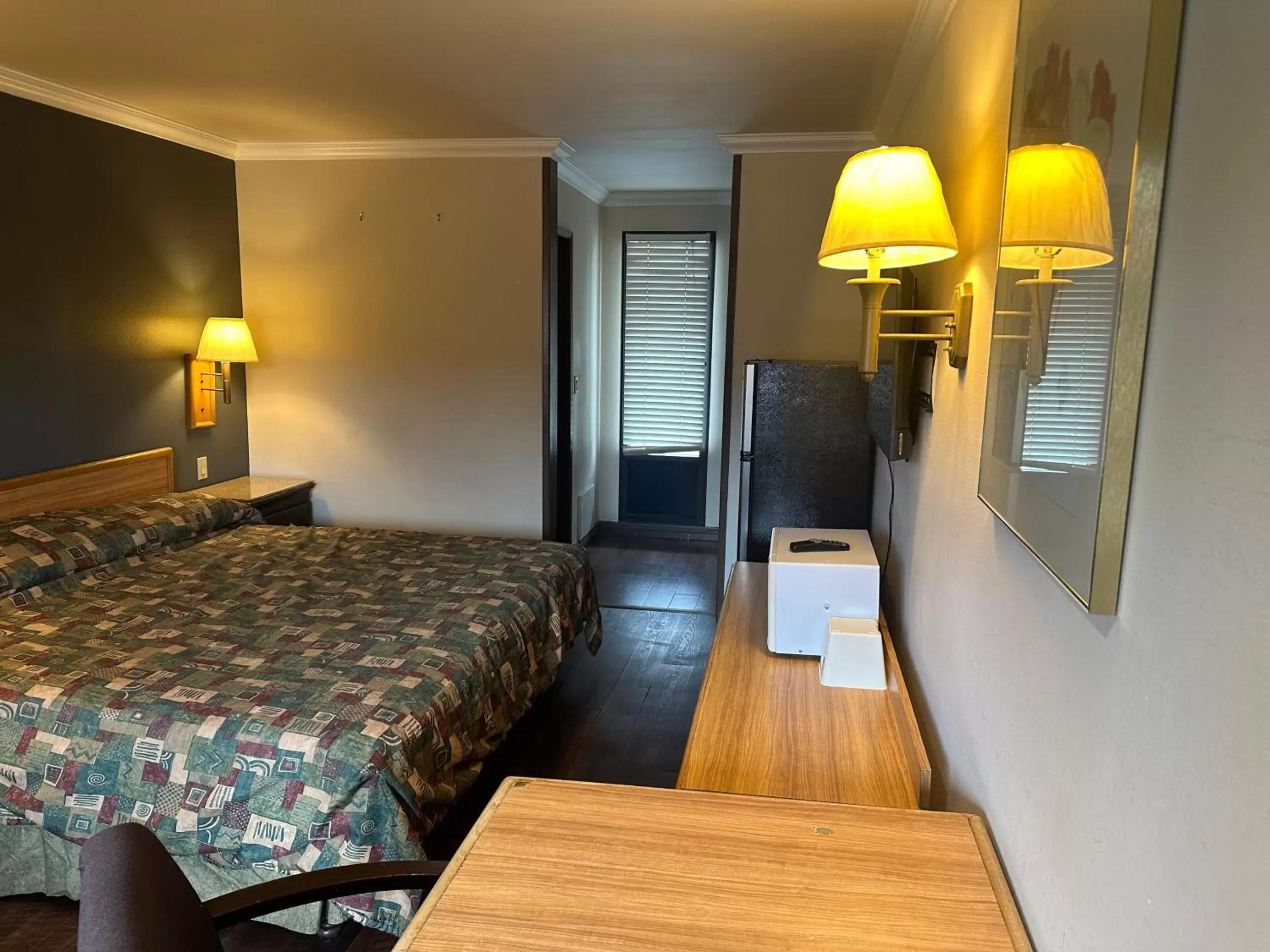 Deluxe King Suite in Palm Inn Hotel near Tyler Mall Riverside Deluxe King Suite in Palm Inn Hotel near Tyler Mall Riverside