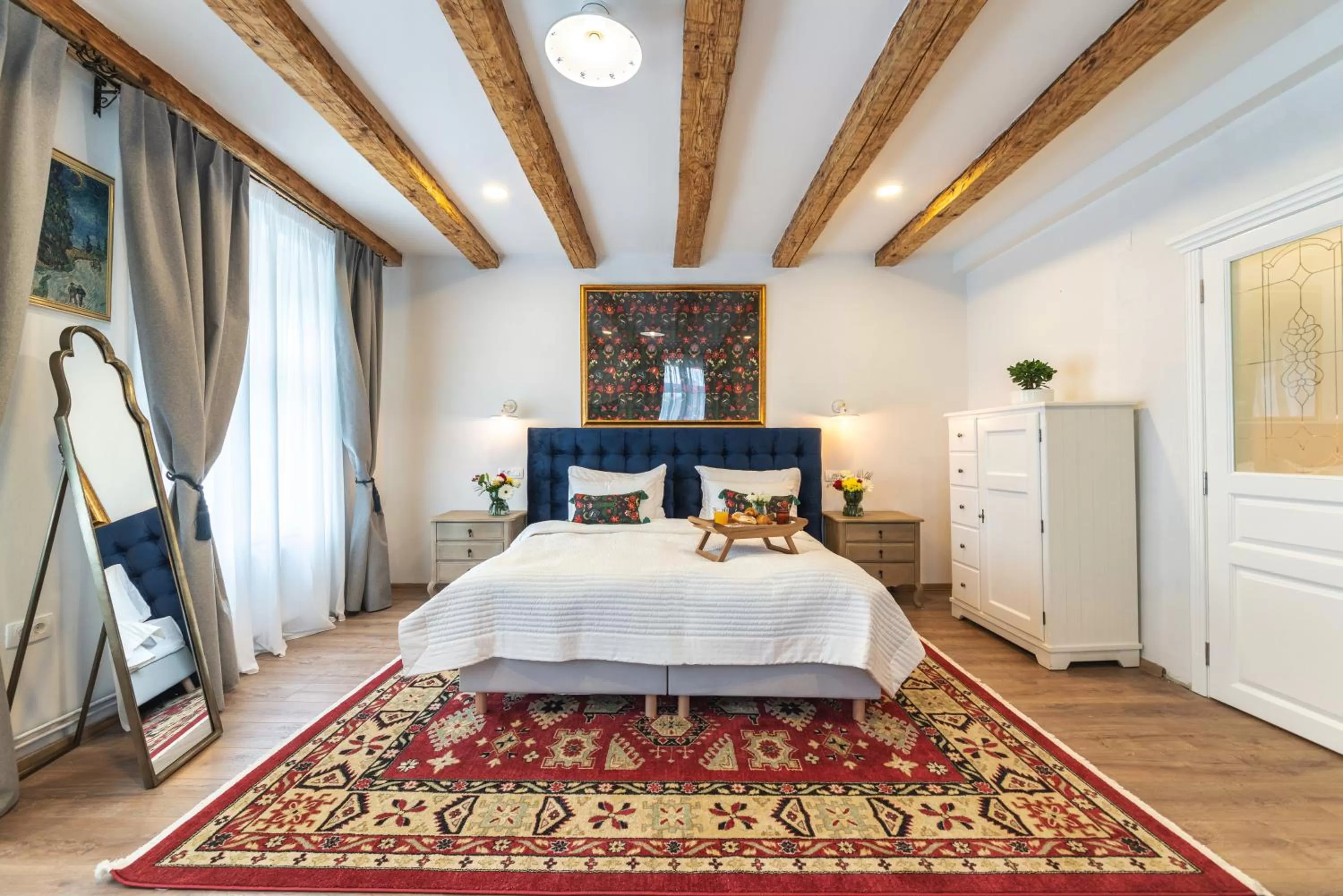 Bed in Nikolas Haus Premium Historic Center Stay & Free Parking