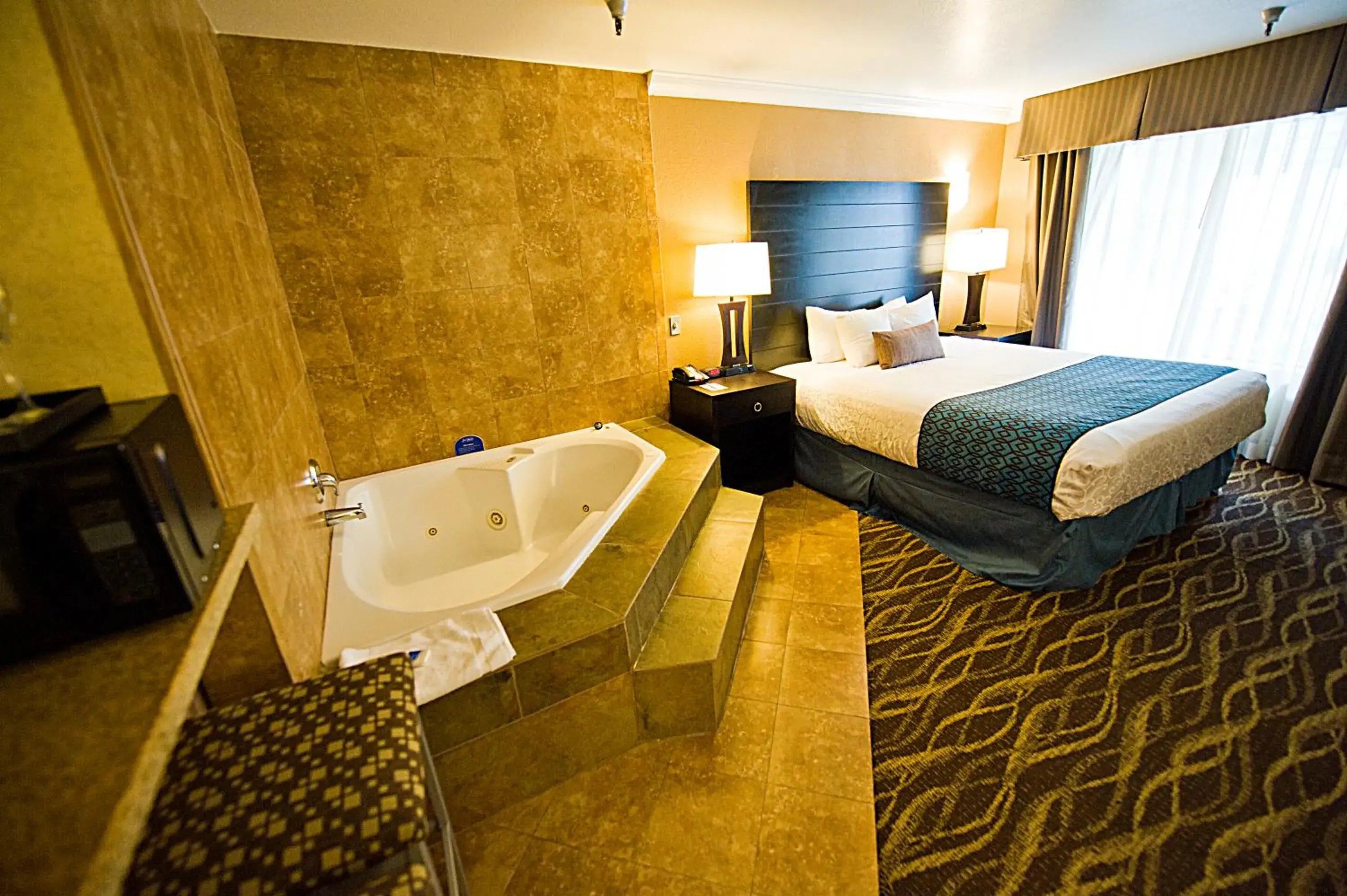 Executive King Suite with Spa Bath in Hotel d'Lins Ontario Airport Executive King Suite with Spa Bath in Hotel d'Lins Ontario Airport