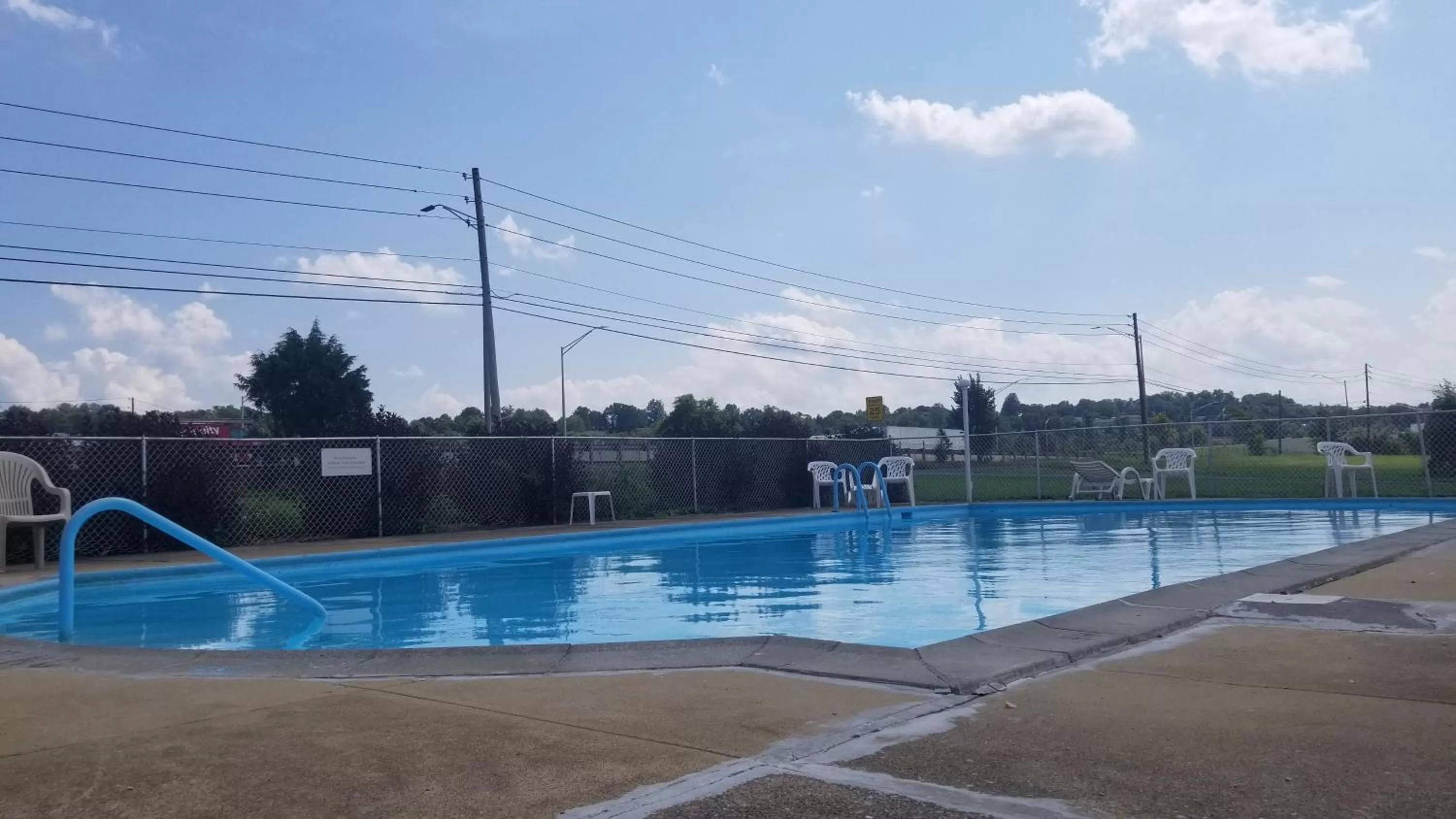 Swimming pool in Econo Lodge Mechanicsburg - Harrisburg West