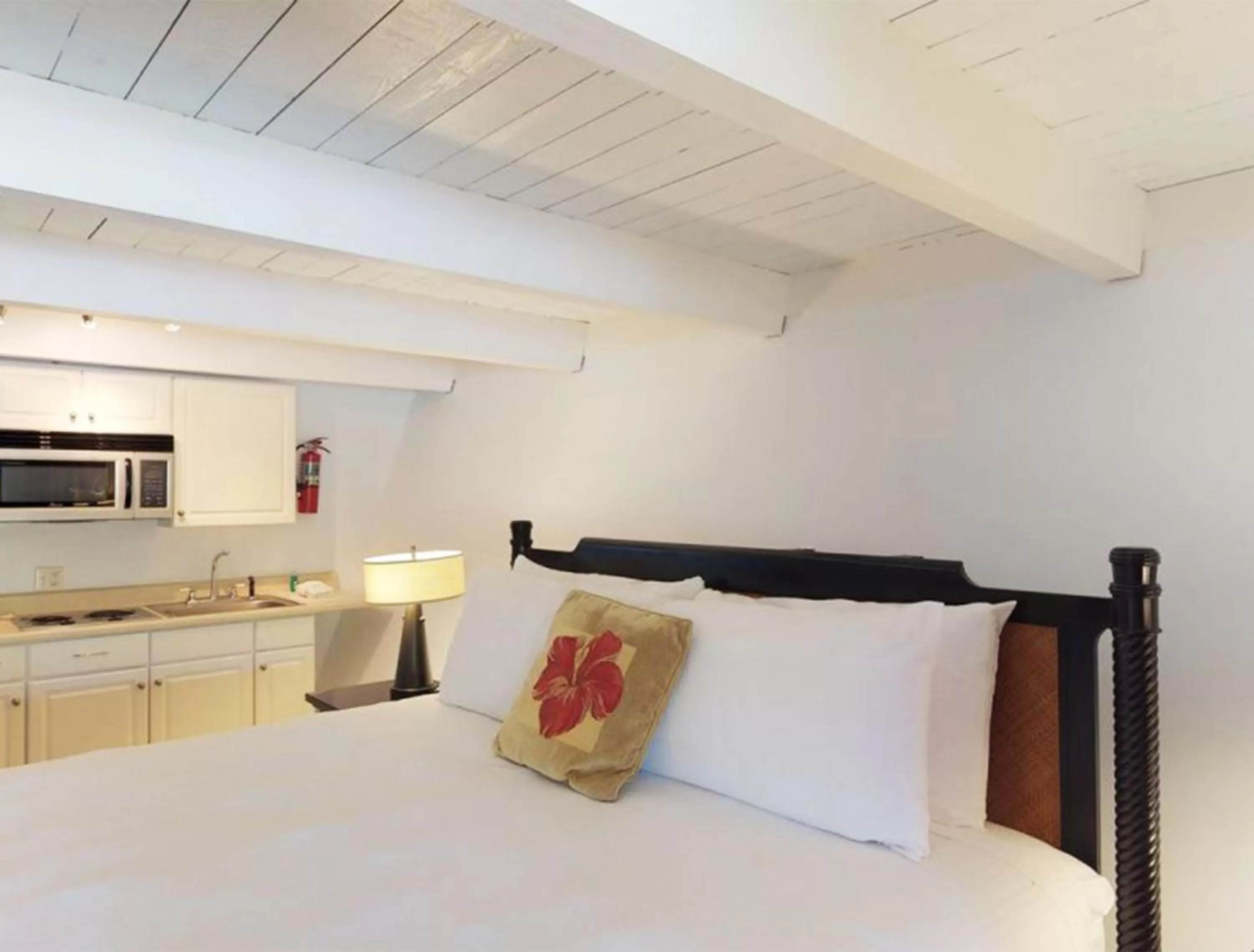 Bed in Hotel Moloka'i