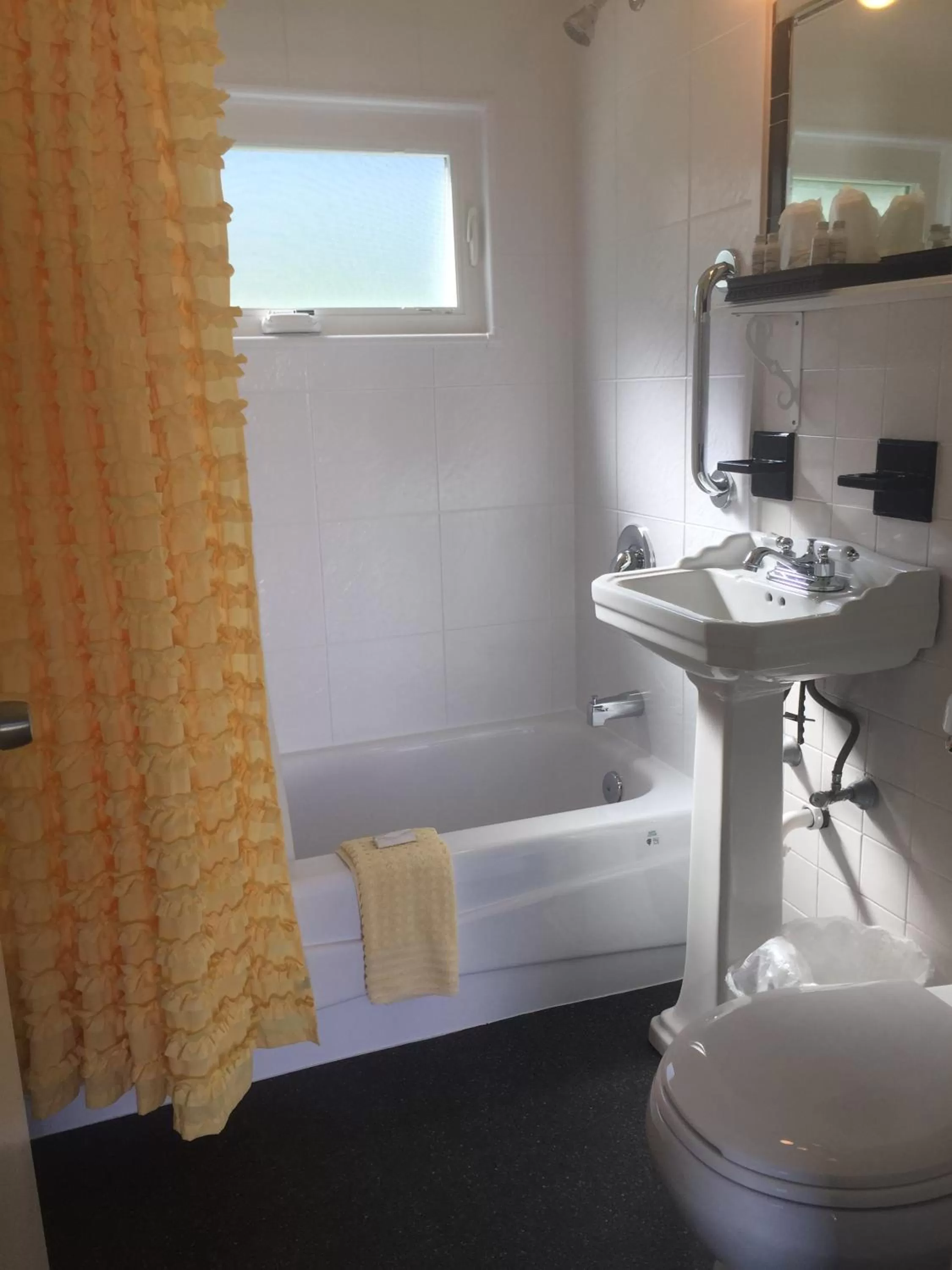 Shower in Claddagh Motel & Suites